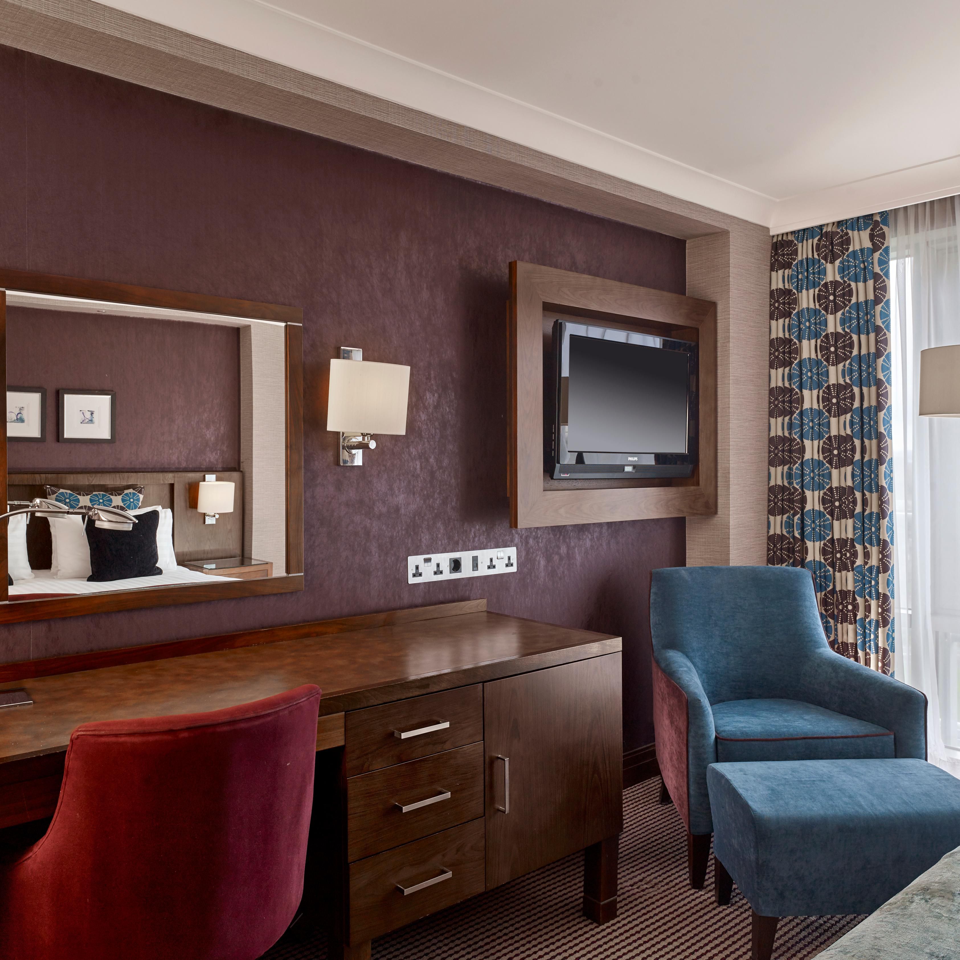 Plenty of space to work in peace in the comfort of your Club room