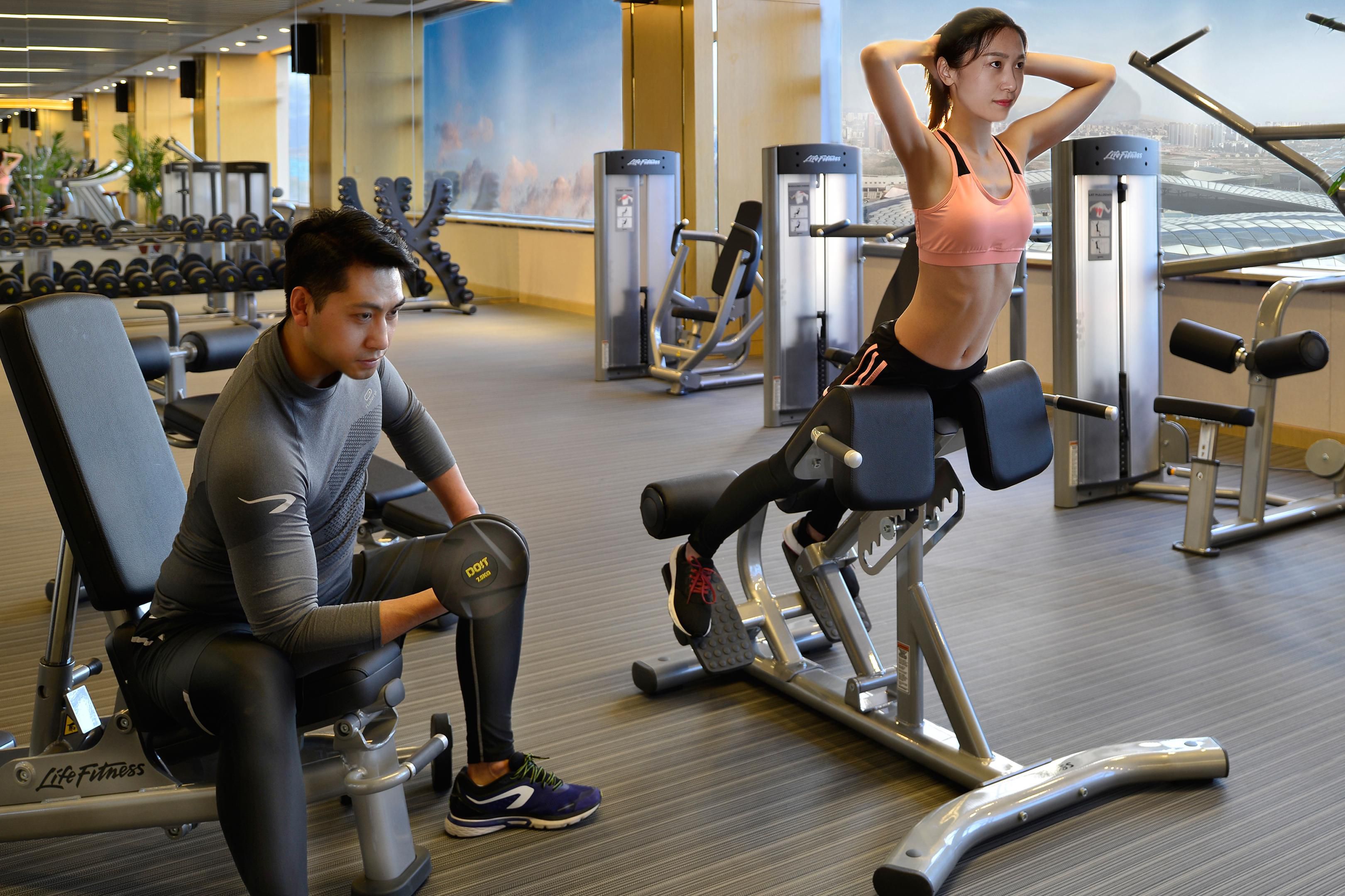现代化健身房拥有精致时尚的装饰风格,并引进国际高端品牌健身设备及