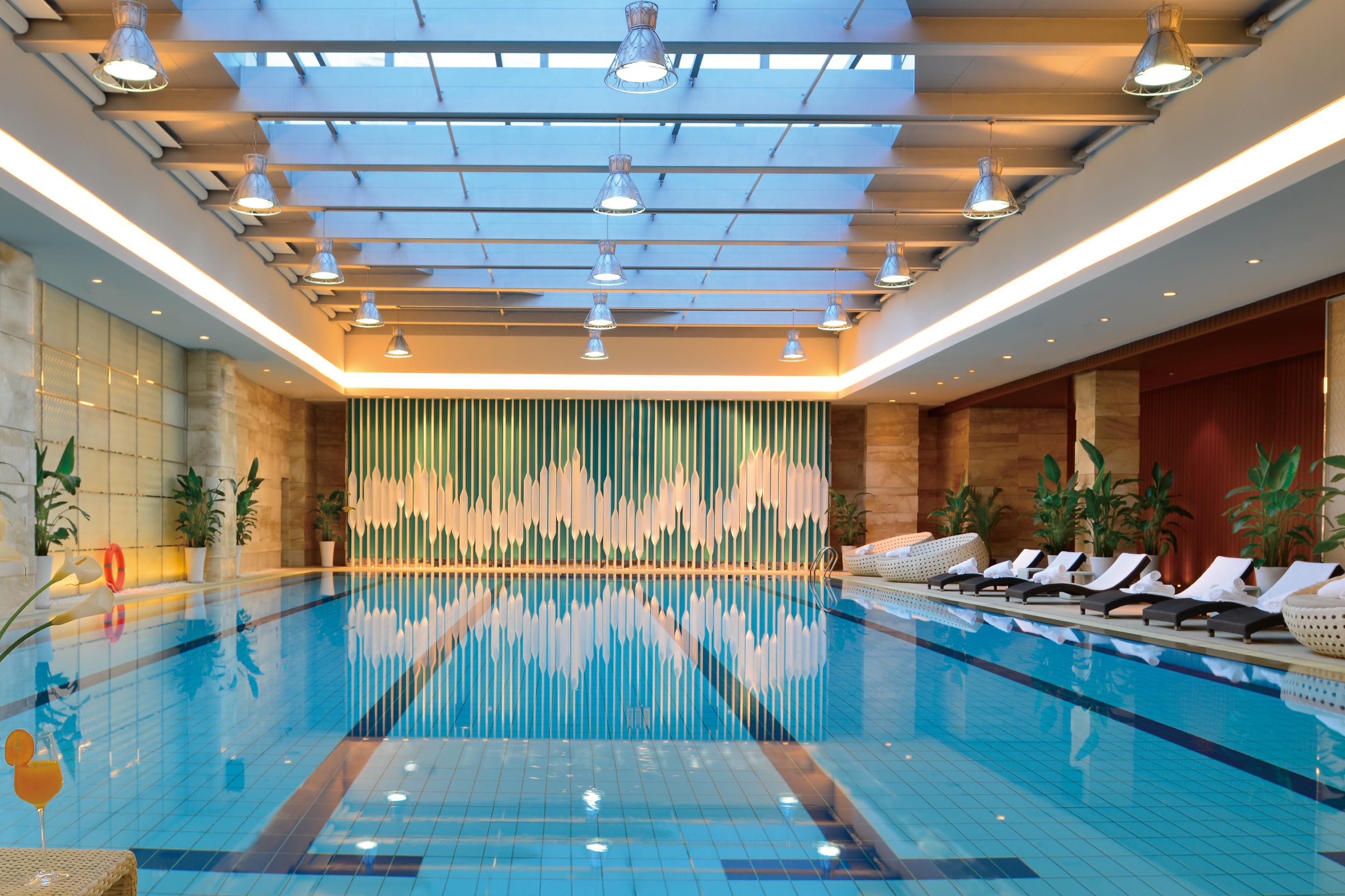 游泳池就餐位于酒店一楼的冠军咖啡厅提供国际式自助餐及单点美食.