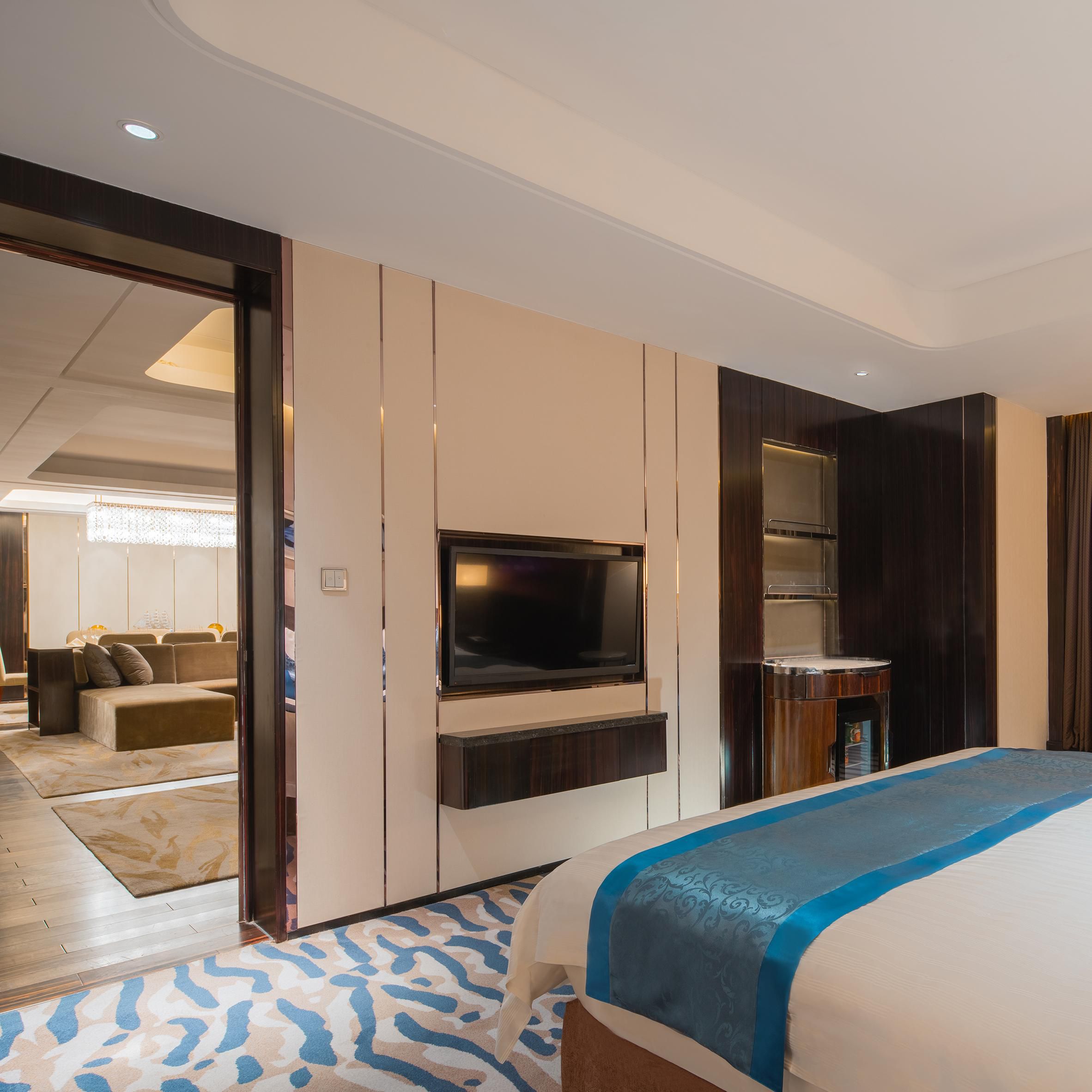 Crowne Plaza Superior Suite - bedroom