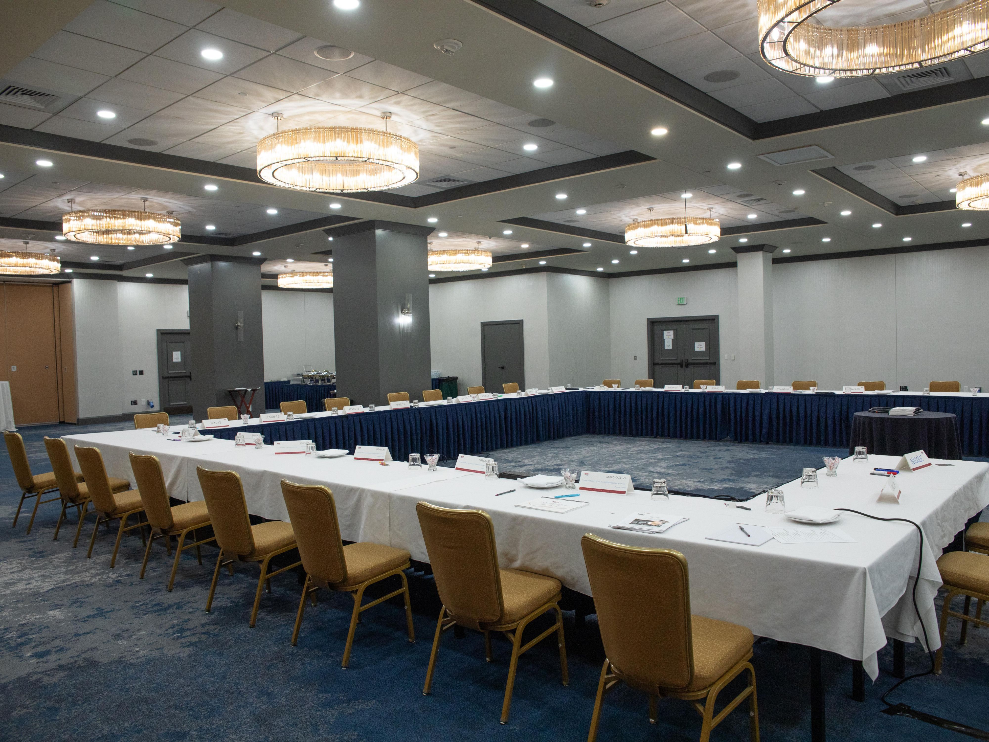 الموظف بثقة في أماكن المناسبات المصممة للتواصل والتعاون. من قاعات اجتماعات مجلس الإدارة الديناميكية إلى قاعات الاحتفالات الأنيقة المزودة بمناطق تستعد للفعاليات ، تتميز قاعات الاجتماعات لدينا بالمرونة والحداثة والتجهيز الكامل لتلبية لحظاتك ، سواء أكانت مؤتمراً أو احتفالاً أو شركة خارج مقر الشركة.