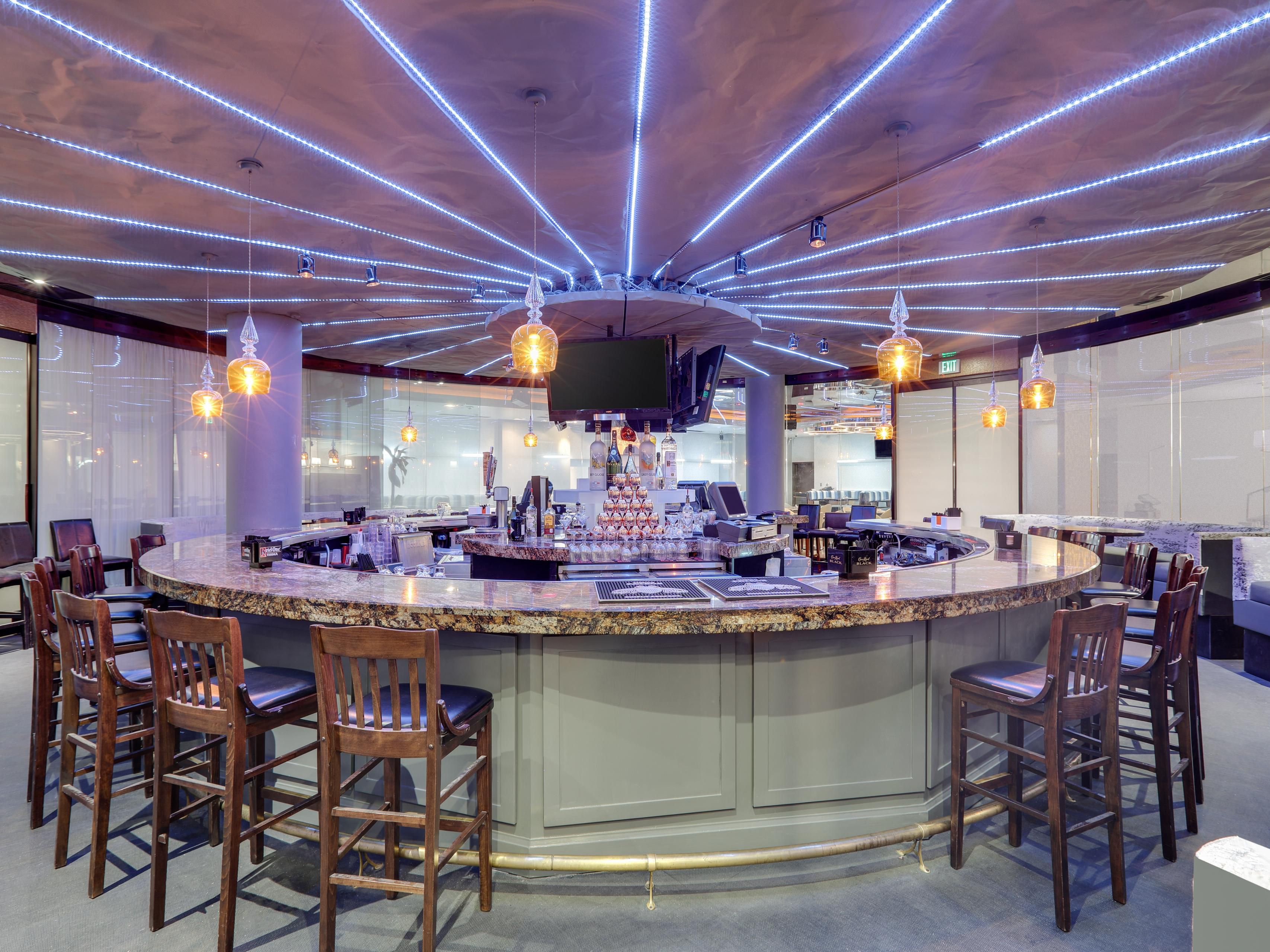 Diseñados para los negocios, preparados para todo, nuestros servicios hacen que cada estadía se sienta perfecta. Desde Wi-Fi de alta velocidad y un moderno gimnasio hasta un restaurante informal en el lugar y una piscina al aire libre, hemos creado un espacio que lo ayuda a pasar el día con facilidad, comodidad y una sensación de equilibrio.
