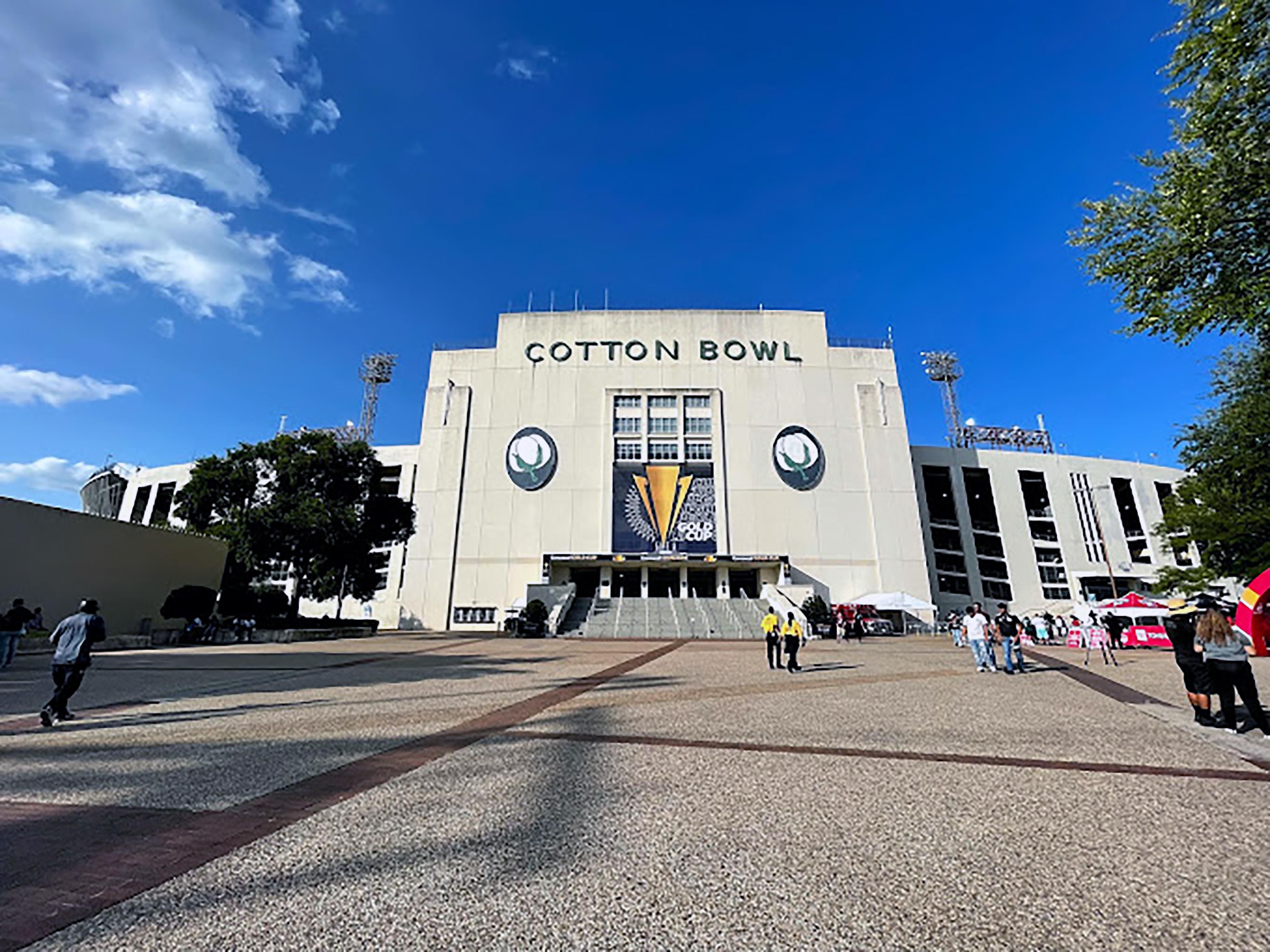 Le Cotton Bowl® Stadium a ouvert ses portes en 1930 en tant que 46,000places connu sous le nom de Fair Park Stadium. Ce site historique est le site du match de football annuel Red 2009 1937 entre l' université du Texas et l'université de l'Oklahoma . .
