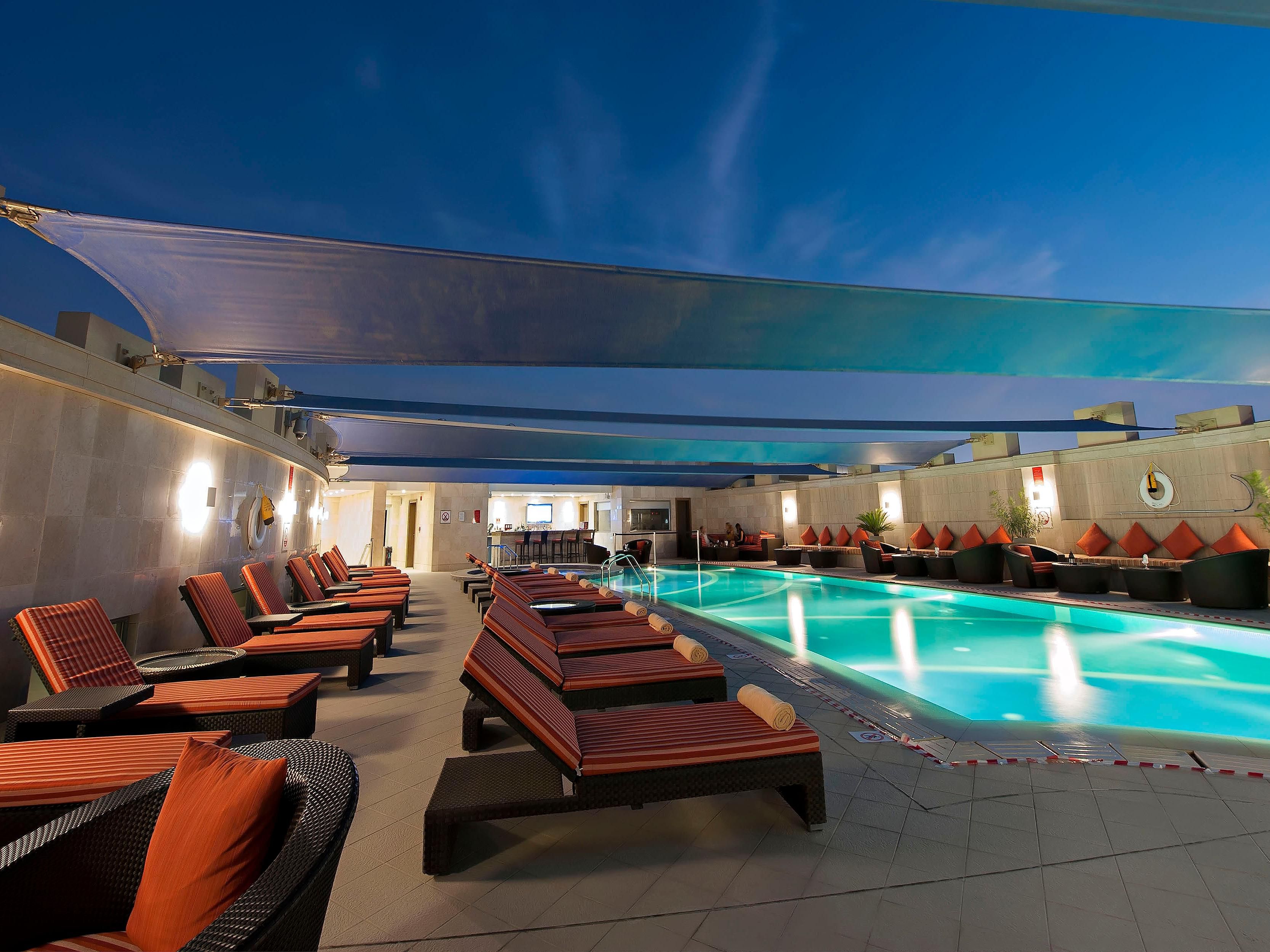 حمام السباحة الخارجي هو المكان المثالي للسباحة الليلية.