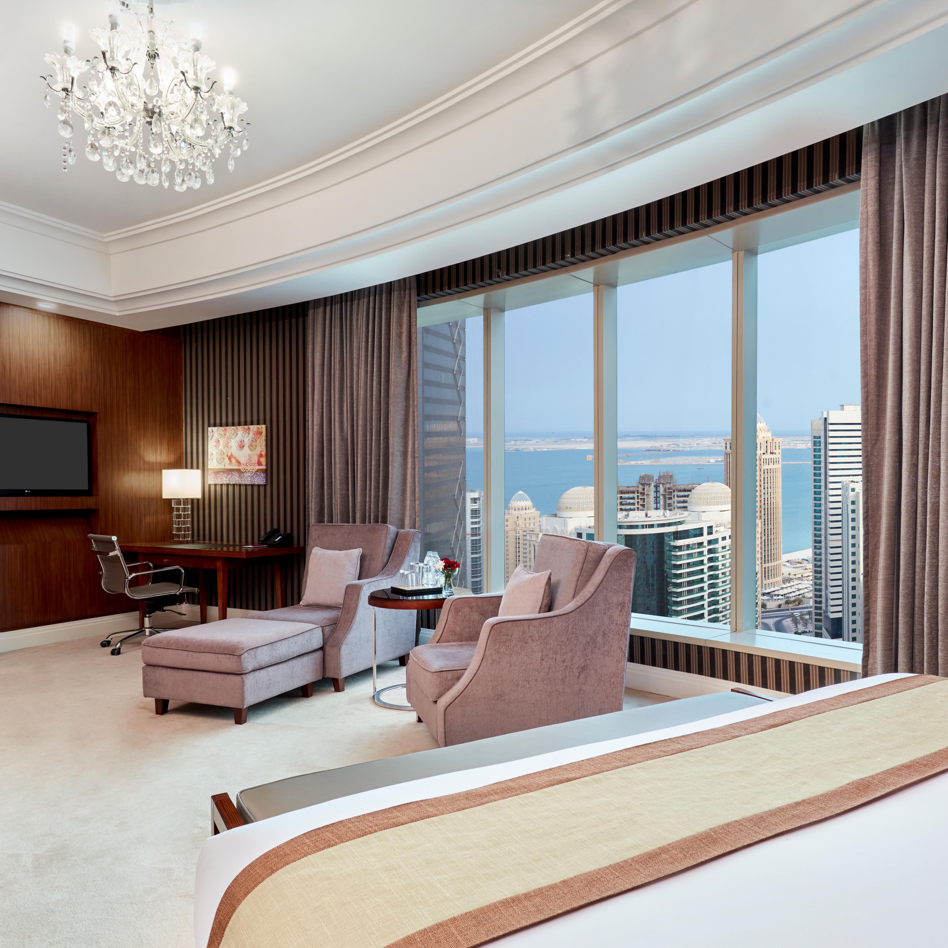 Crowne Plaza Doha West Bay&#39;s large and spacious guest rooms