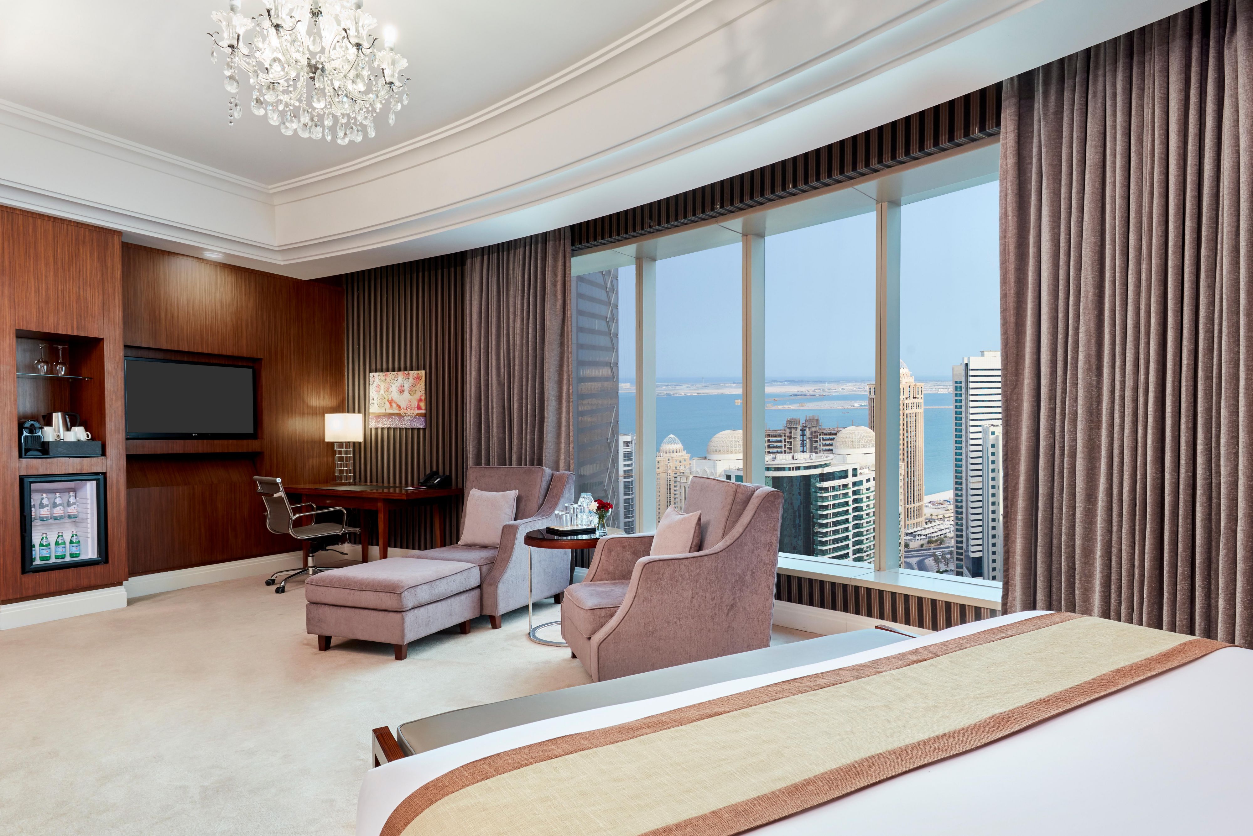 Crowne Plaza Doha West Bay&#39;s large and spacious guest rooms