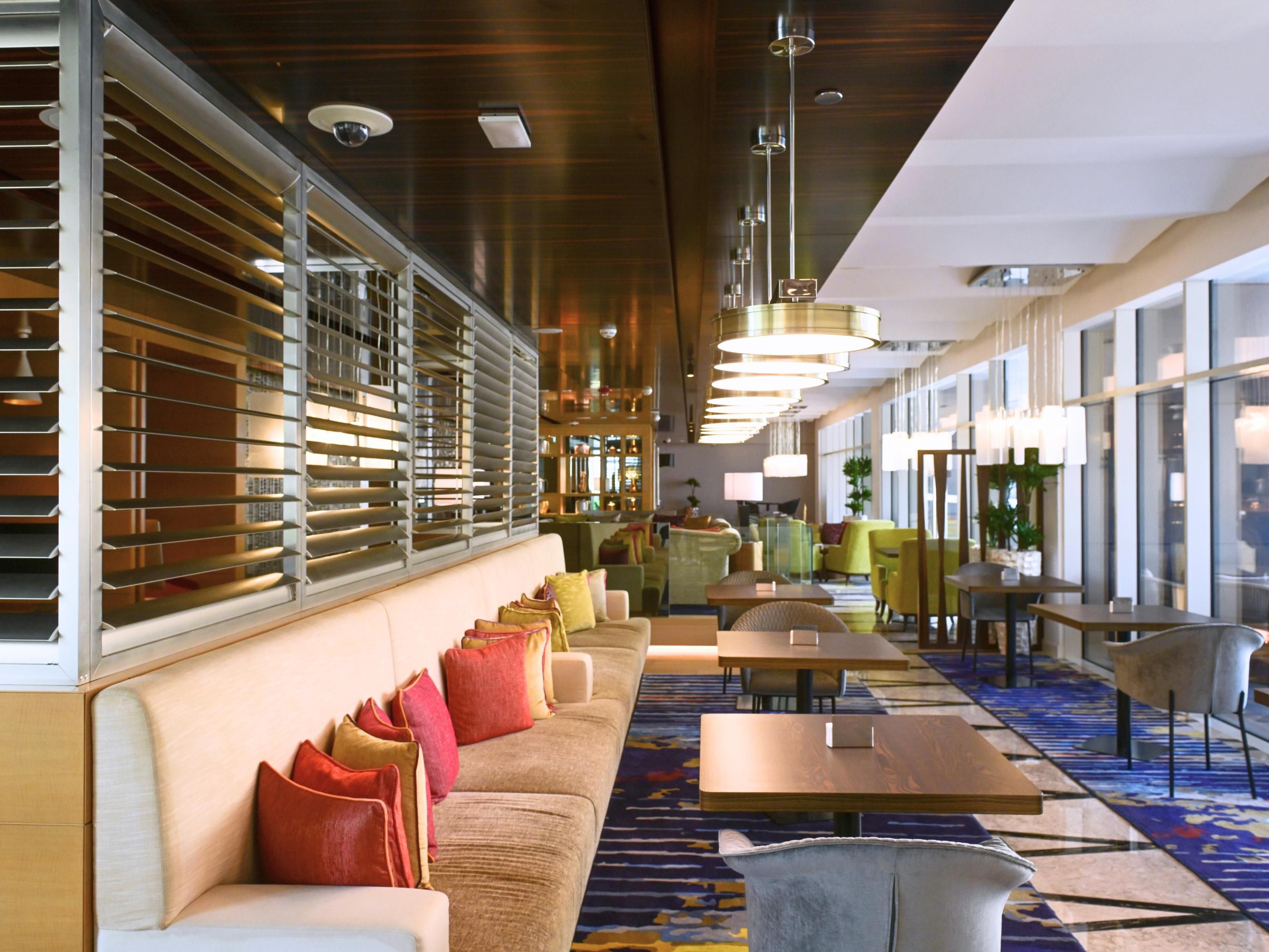 Experience ultimate relaxation, rejuvenation, and productivity in our stylish lounge with a breathtaking Marina view. Work with focus and maximize your stay. Indulge in complimentary breakfast, daily afternoon tea, cocktail reception, and more. Open daily, 7am-11pm.