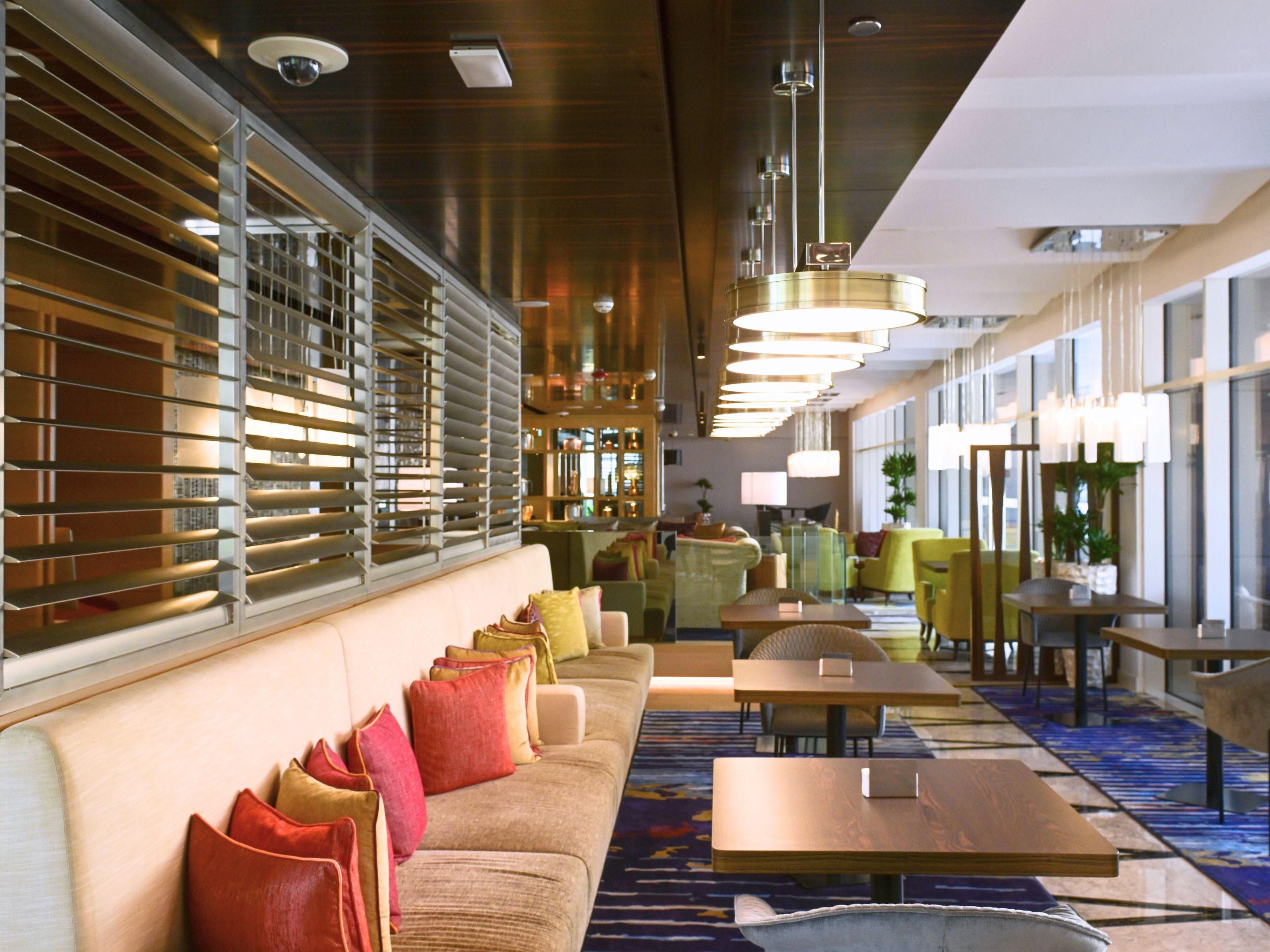 Enjoy exclusive access to our elegant Club Lounge, a refined space to work or unwind while taking in marina views. Guests are treated to complimentary breakfast, afternoon tea, and a daily evening cocktail reception.