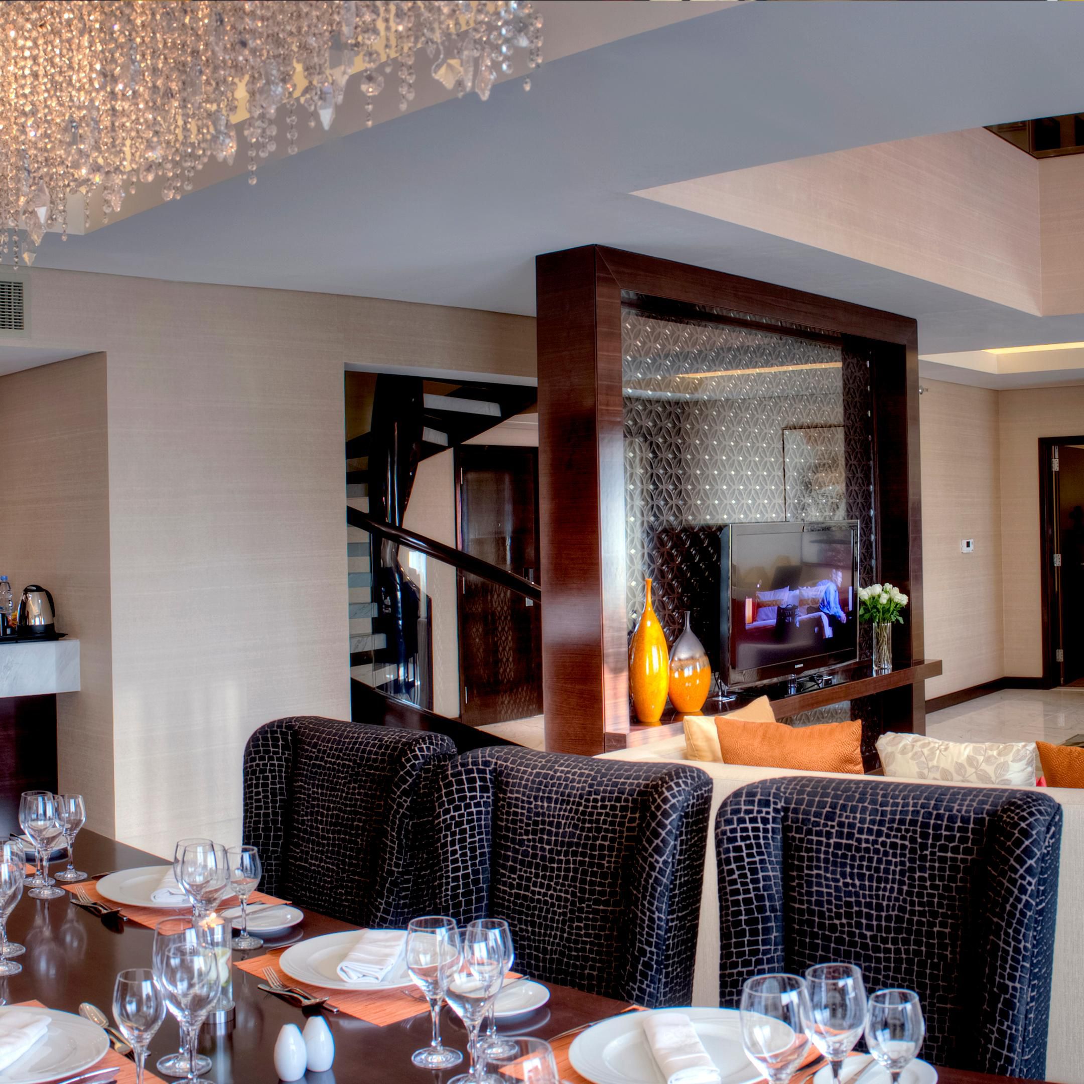 rowne Plaza Dubai-Deira - 5 star hotel - ROYAL SUITE DINING TABLE