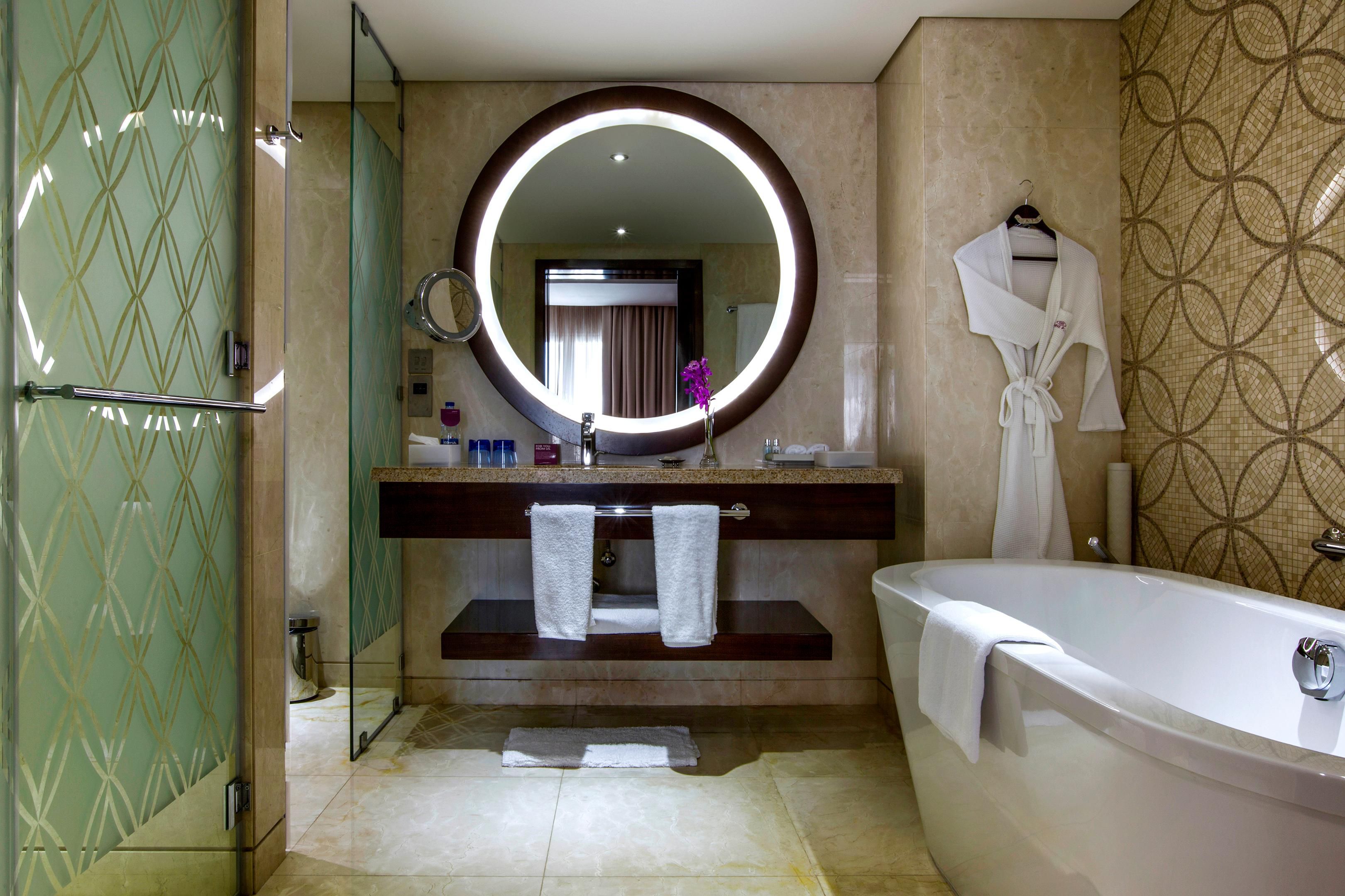 Crowne Paza Dubai-Deira - 5 star hotel - JUNIOR SUITE BATHROOM