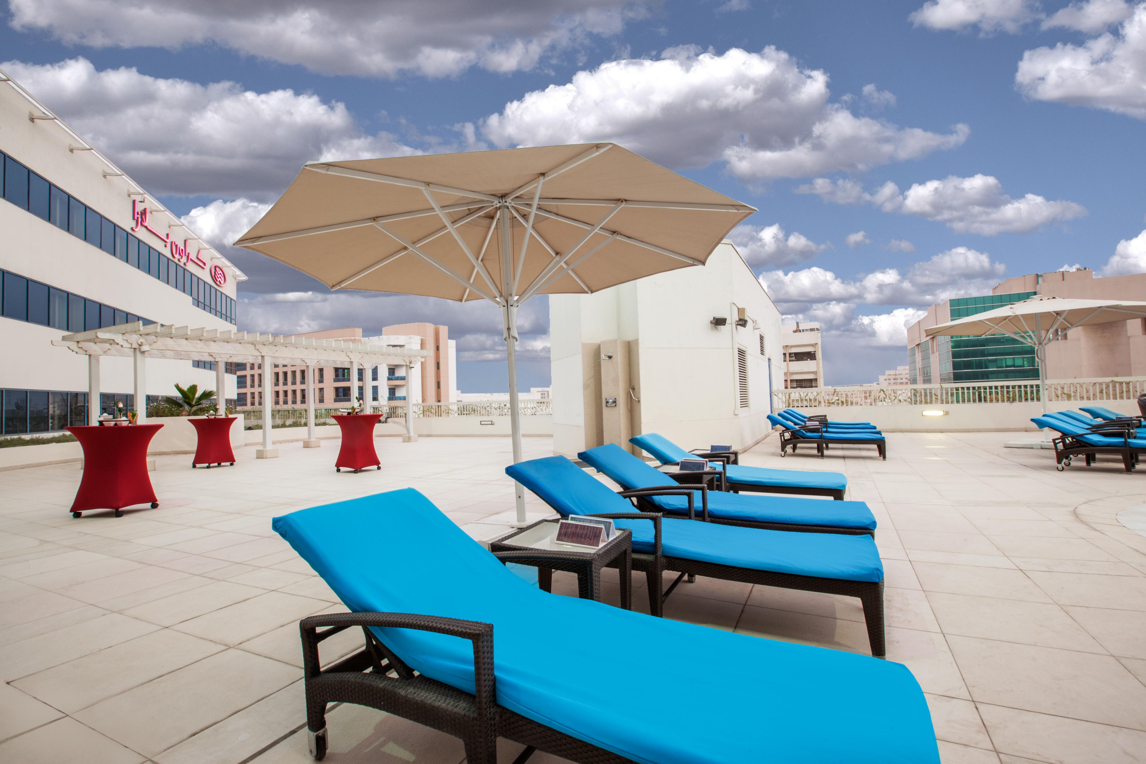 Crowne Plaza Dubai-Deira - 5 star hotel in Dubai - POOL LOUNGER