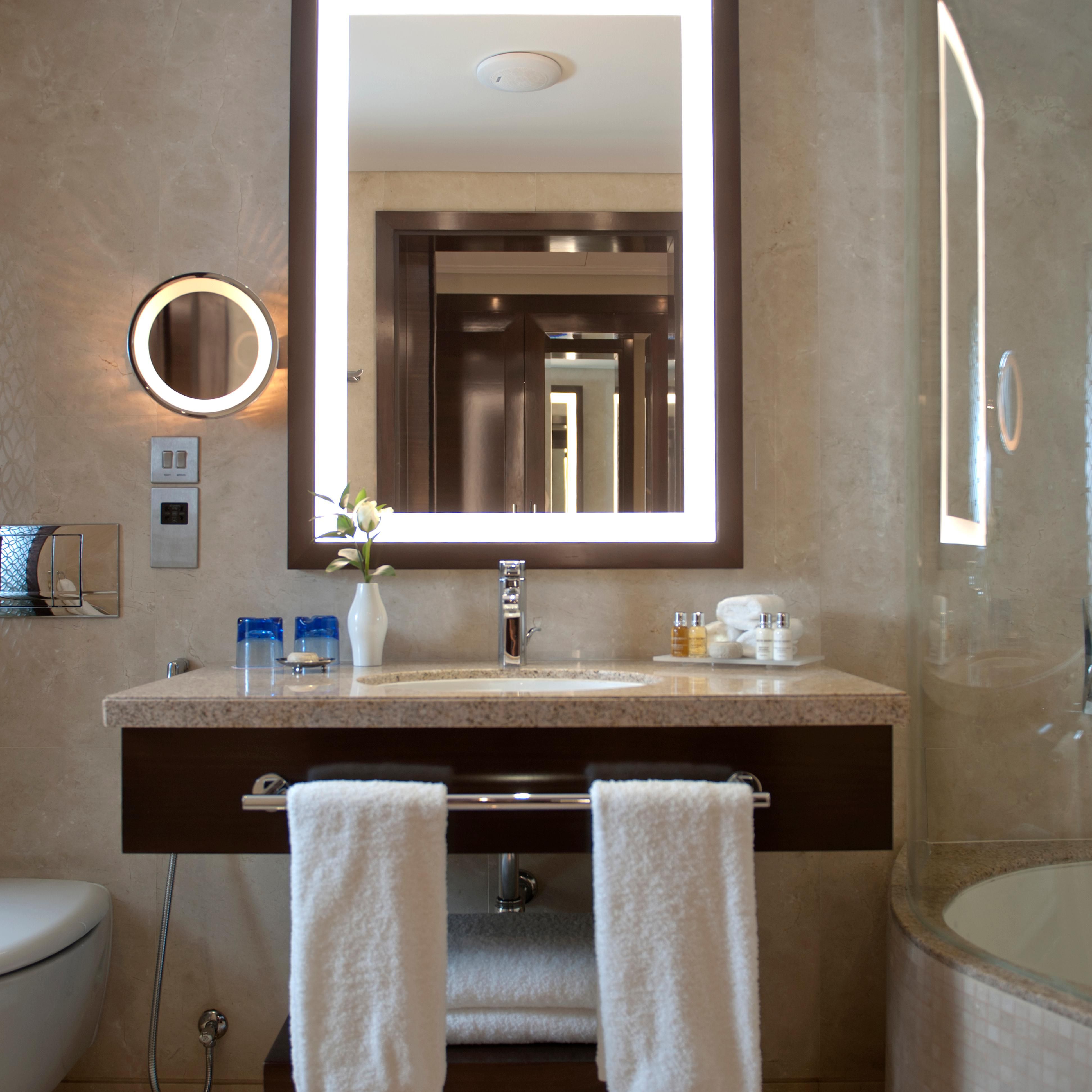 Crowne Paza Dubai-Deira - 5 star hotel in Dubai - GUEST BATHROOM