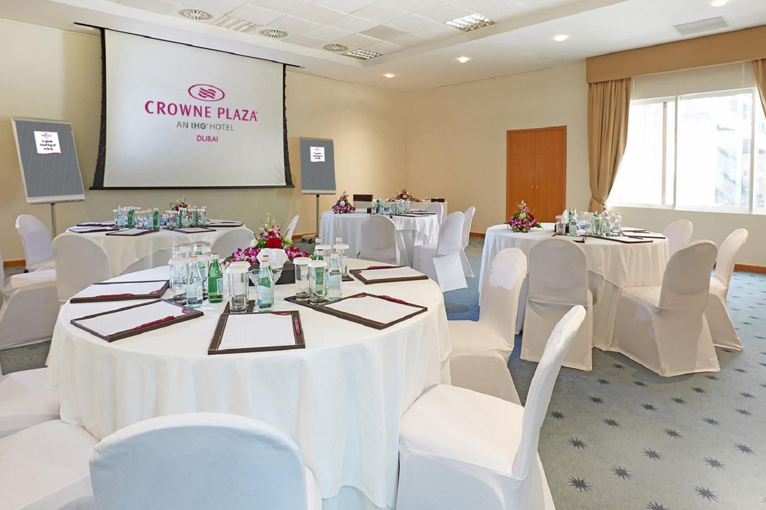 Our 80sqm-large Al Dhiyafah 3 meeting room offers natural daylight