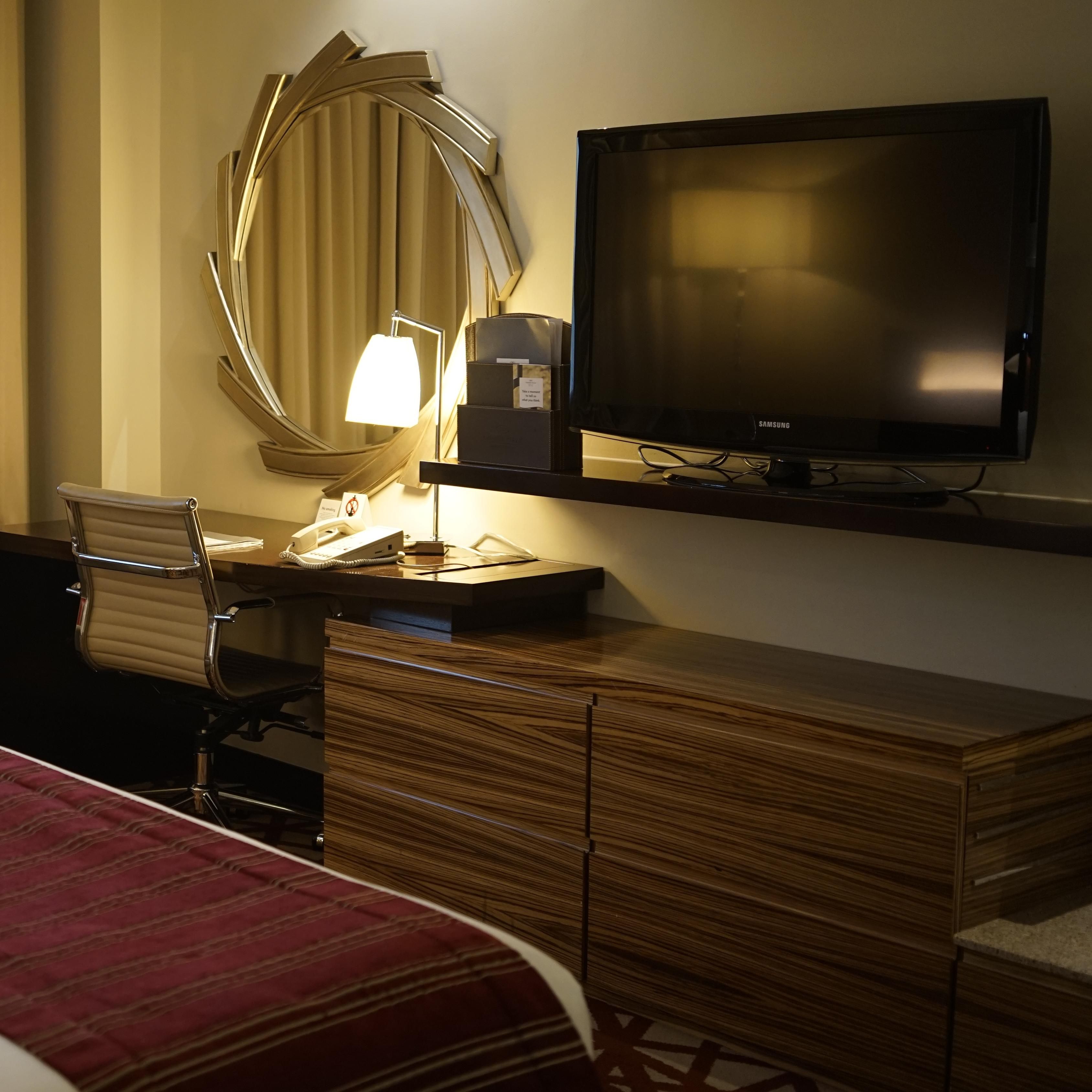 Crowne Plaza Dubai-Deira - 5 star hotel - LED TV &amp; Working Desk