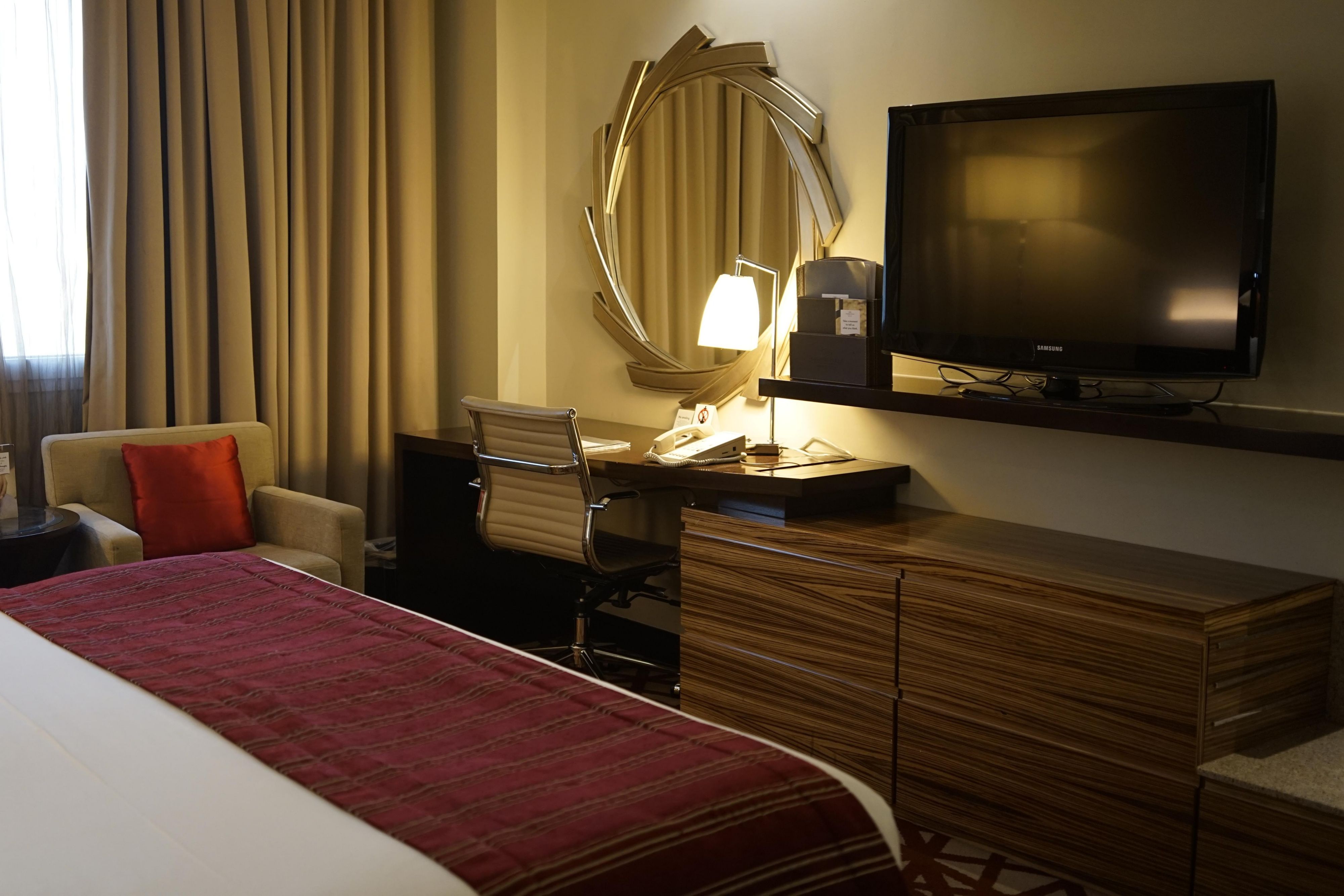 Crowne Plaza Dubai-Deira - 5 star hotel - LED TV &amp; Working Desk