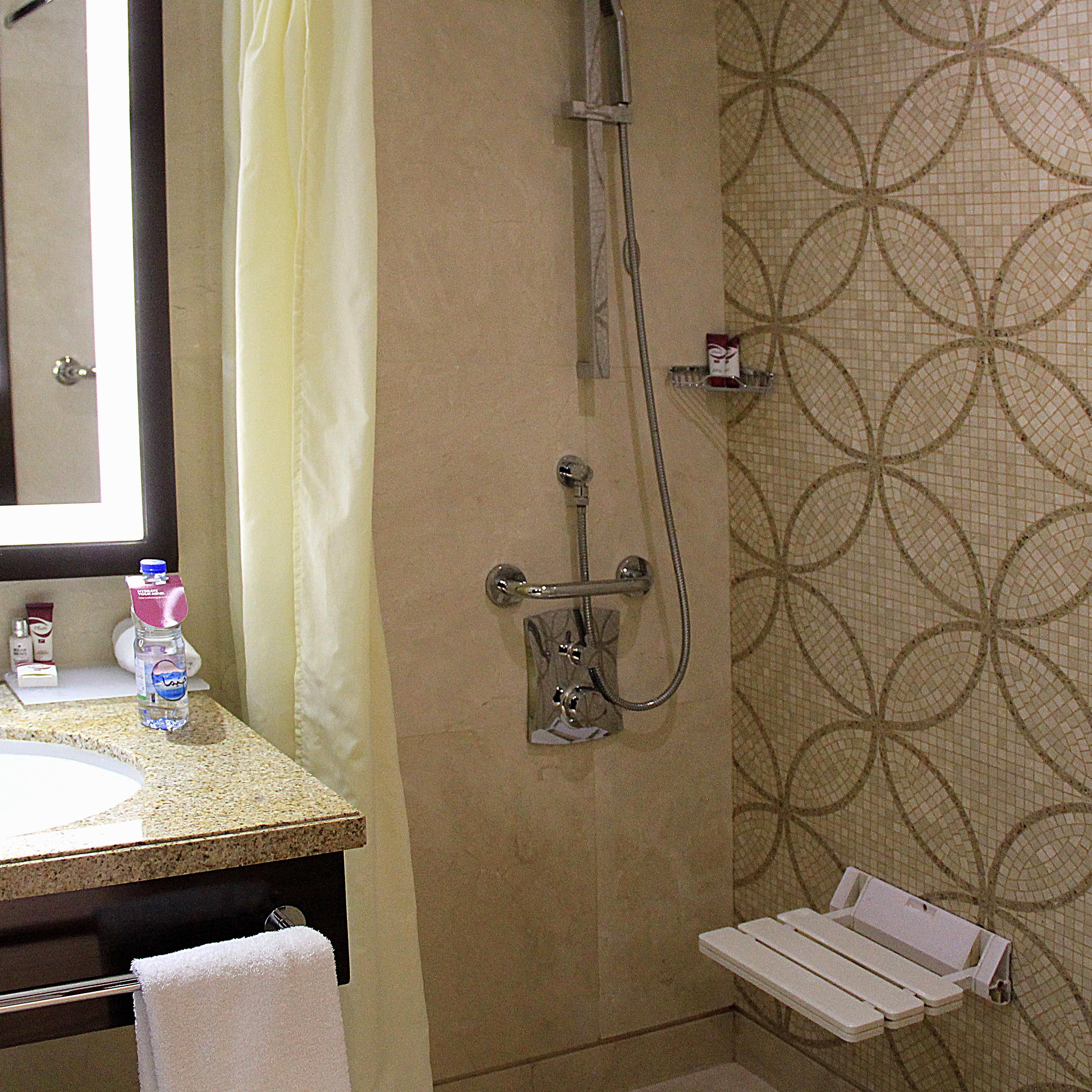 Crowne Paza Dubai-Deira - 5 star hotel - ACCESSIBLE BATHROOM