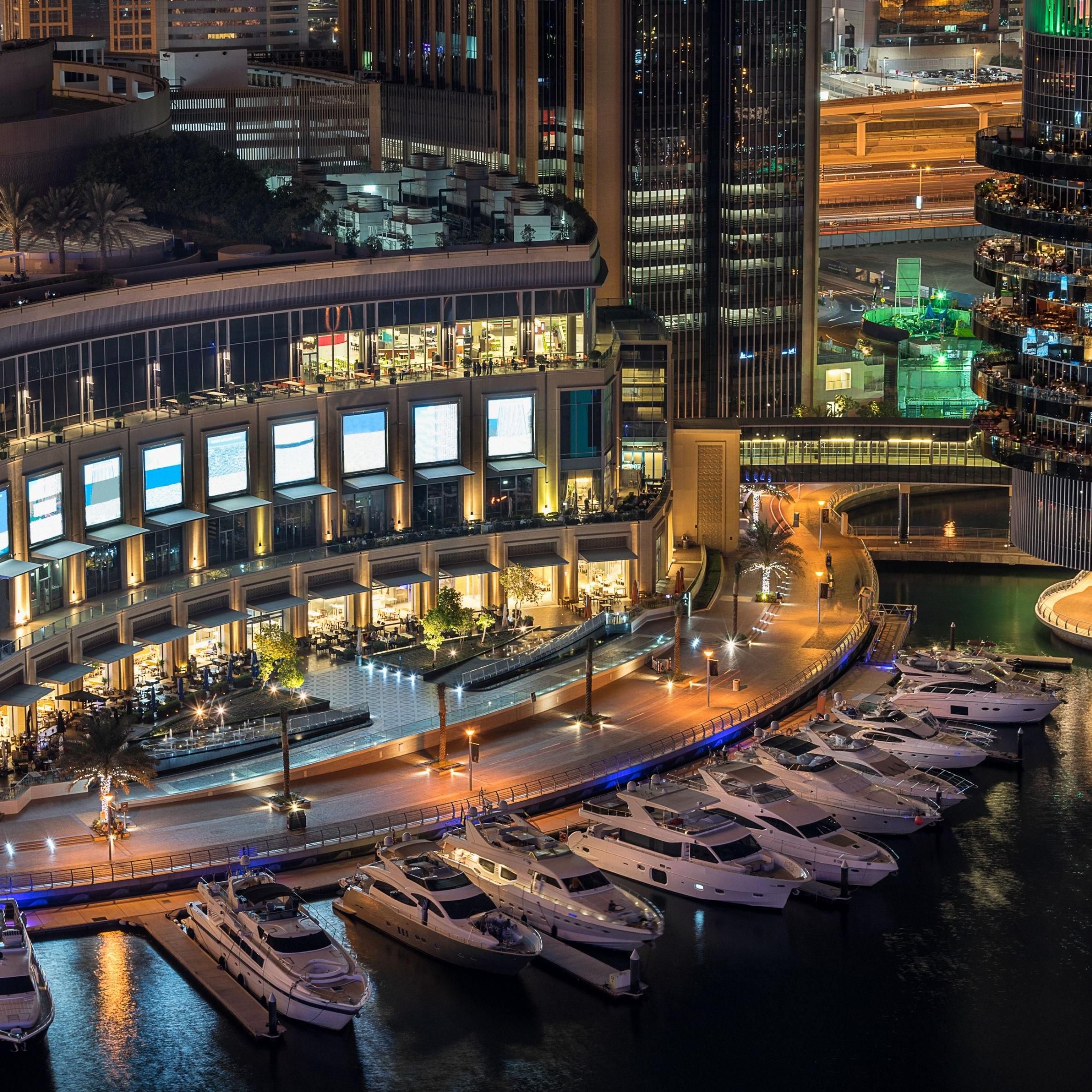 Explore 140 stores and 21 dining options at Dubai Marina mall