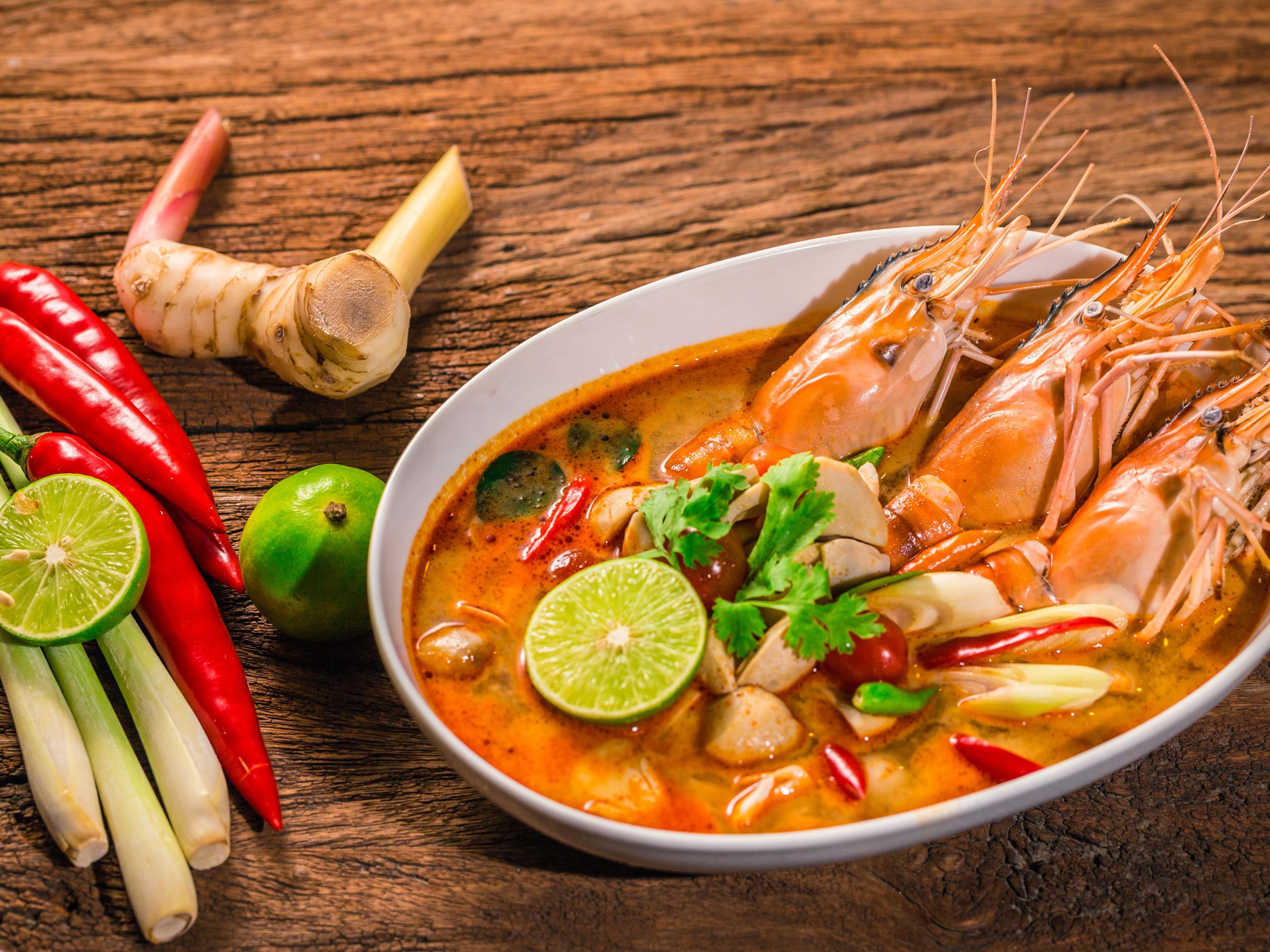Yum goong. Tom Yum Goong. Lau Thai Tom Yum. Tom Yum суп. Лемонграсс для том ям.