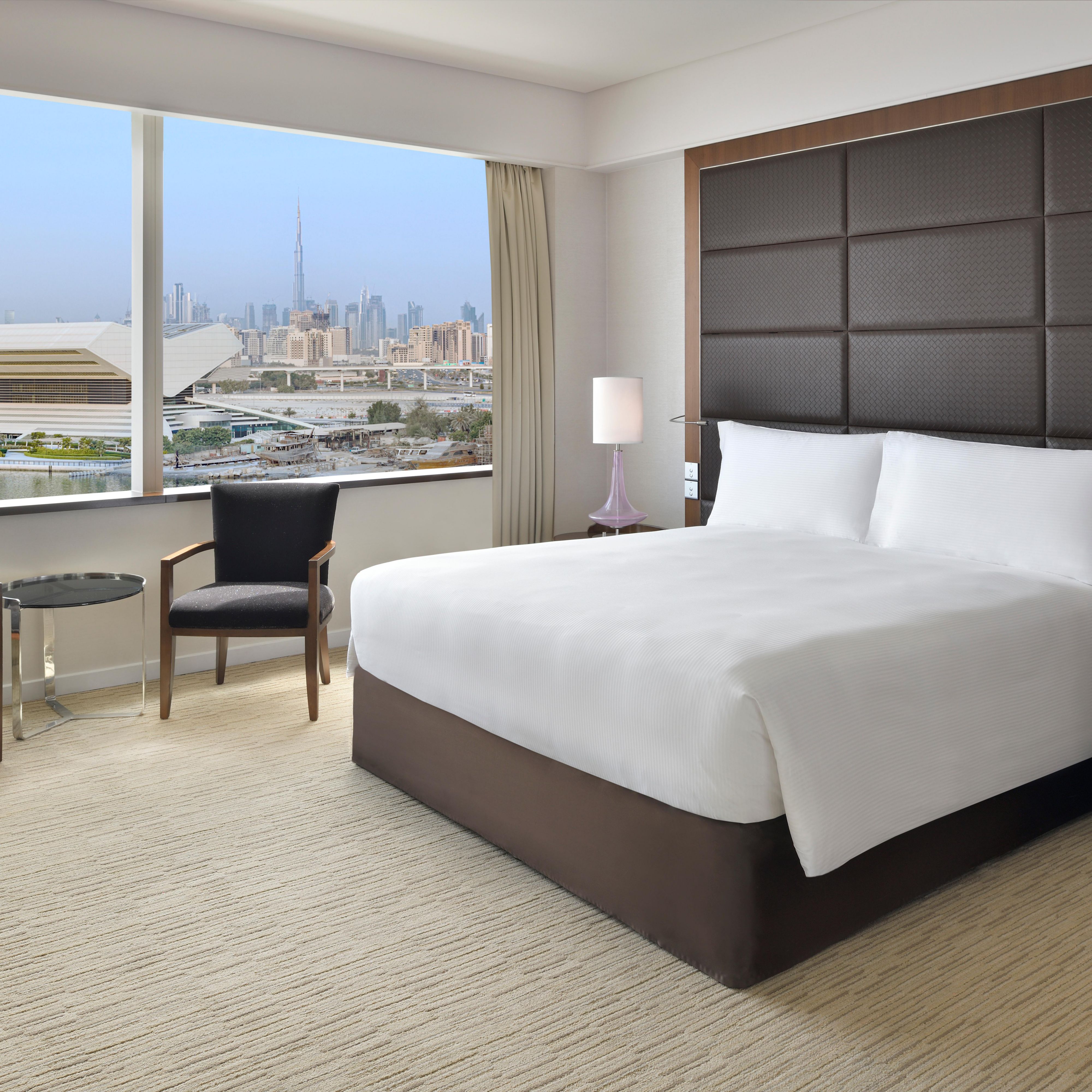 Spacious king bedroom overlooking Dubai waterfront &amp; city skyline