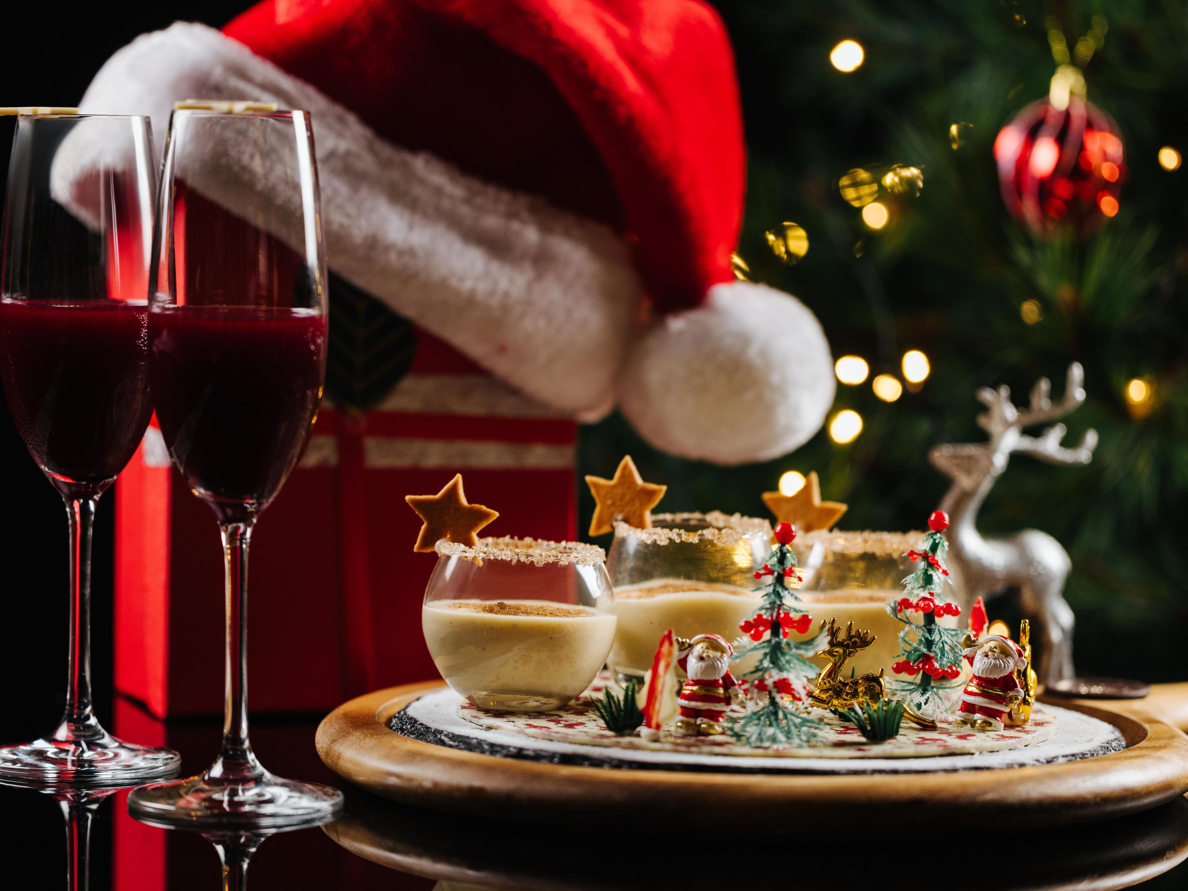 ホリデーメニューとライブミュージック、そして見事なマリーナを背景にサンタ訪問を楽しむ、賑やかなクリスマスブランチに入会する。