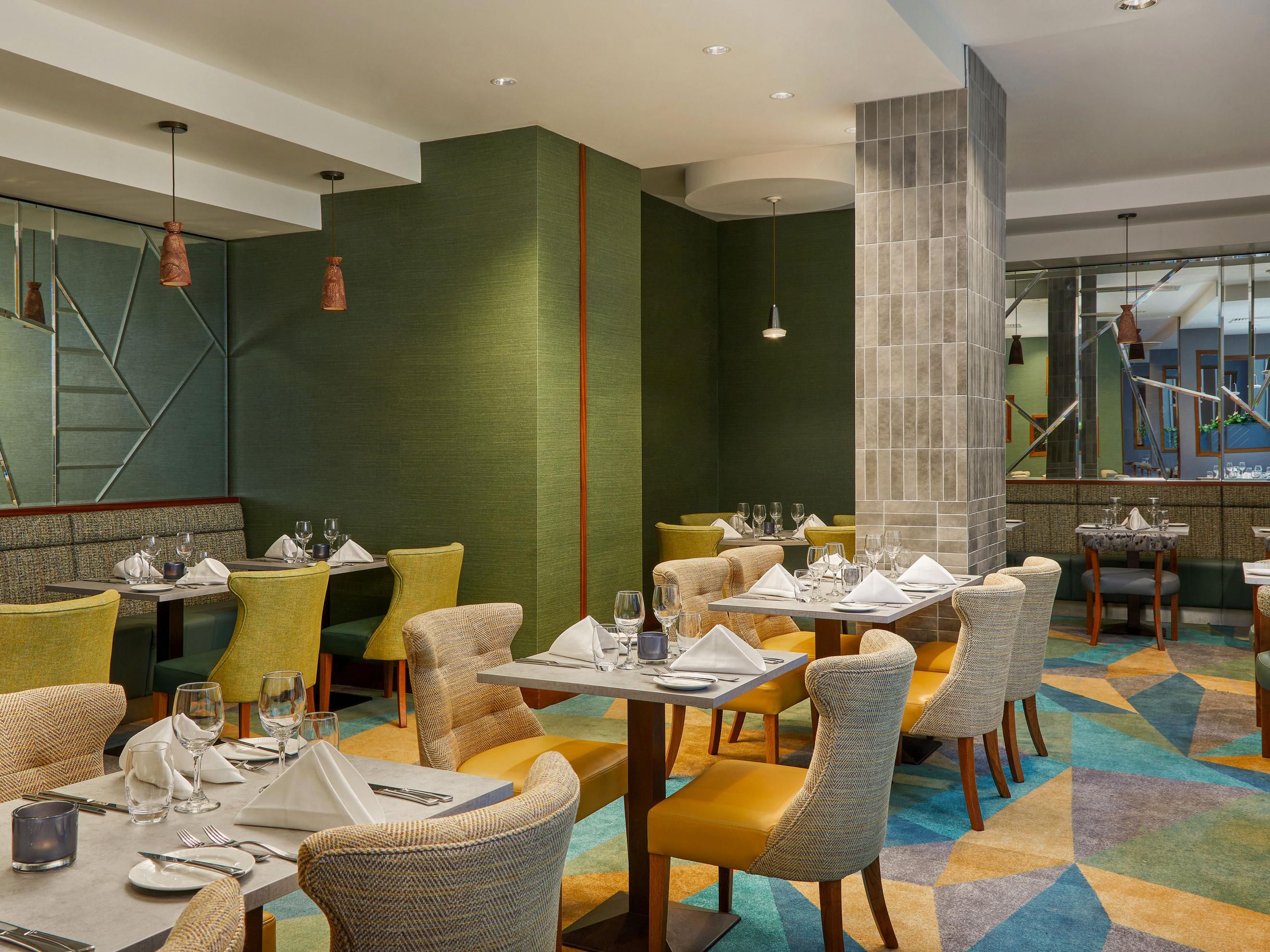 Start your day with our delectable breakfast buffet featuring European-style dishes at Forchetta restaurant. From Irish breakfasts to pancakes and waffles, our menu will undoubtedly wake up your taste buds. Ask for your choice of eggs or try our gluten-free and vegetarian options.