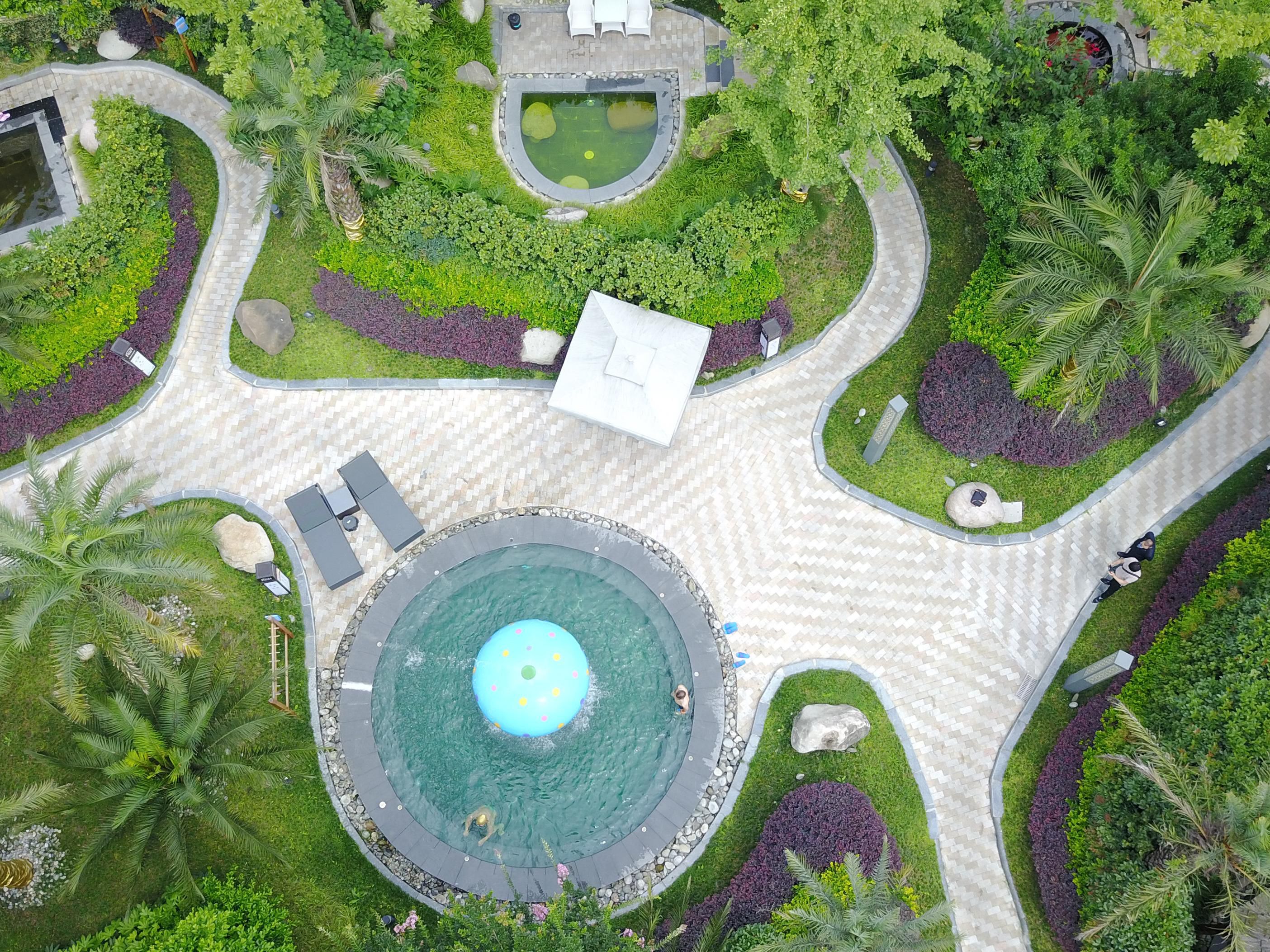 Hotel features forest hot spring has 13 different efficacy of the soup pool, angelica pool, wolfberry pool, mint pool, aloe pool, rose pool, etc., each soup pool has different effects, such as warming the blood, nourishing the liver and brightening the eyes, anti-inflammatory sterilization.