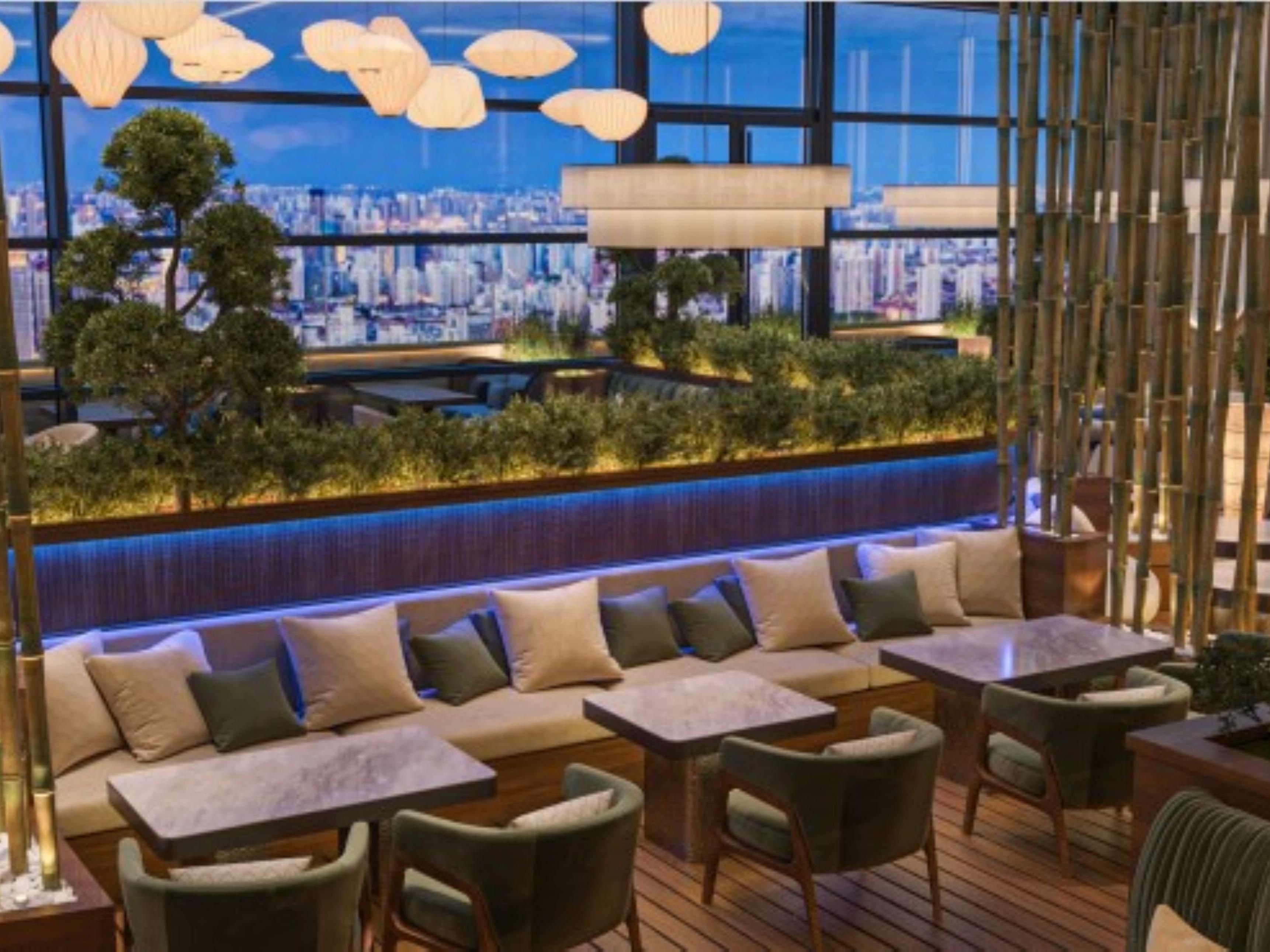 يقع CHAR Bar & Grill في الطابق 20مع إطلالات على المدينة ، وهو مطعم عصري يقدم شرائح اللحم البقري البريميوم والمأكولات البحرية والكوكتيلات الأنيقة. يصنع فريقنا أطباقًا موسمية من الدخان ، إلى جانب أملاح البحر المصممة خصيصًا ، والخردل المنسق ، وسكاكين بوجاتي المصنوعة يدويًا. يقدم CHAR تجربة تناول الطعام مميزة حيث تلتقي الجودة بالإبداع.