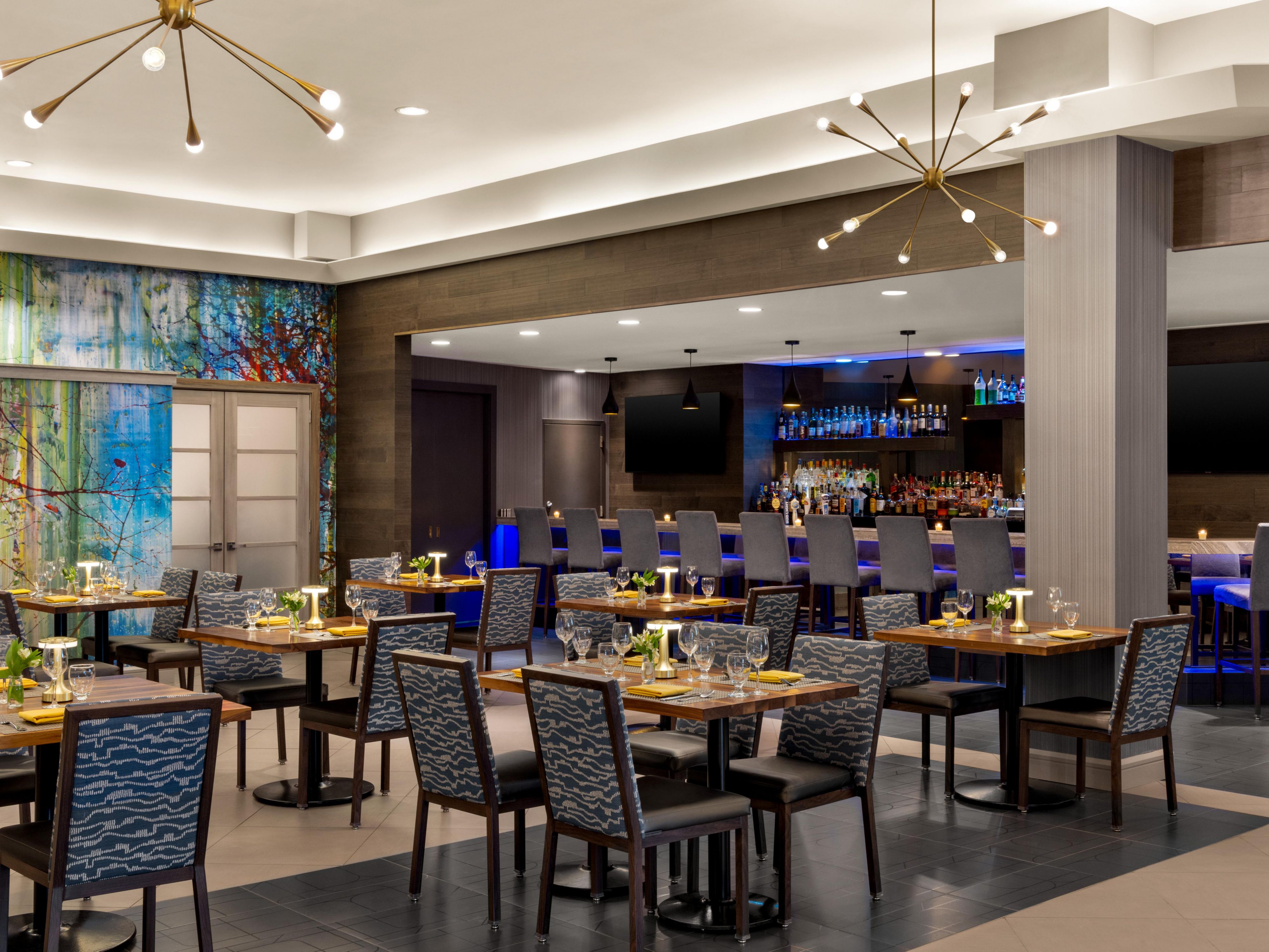 しましょう。Christie's Restaurant では、さまざまな場面に対応する美味しいメニューをご用意しております。ホテルのフロントロビーにあるリラックスしたなChristie's Barで、ドリンクを飲みながらクライアントや同僚との交流をお楽しみください。毎日営業のChristie'sは、素晴らしい料理と居心地の良い雰囲気をお楽しみいただける人気のスポットです。 