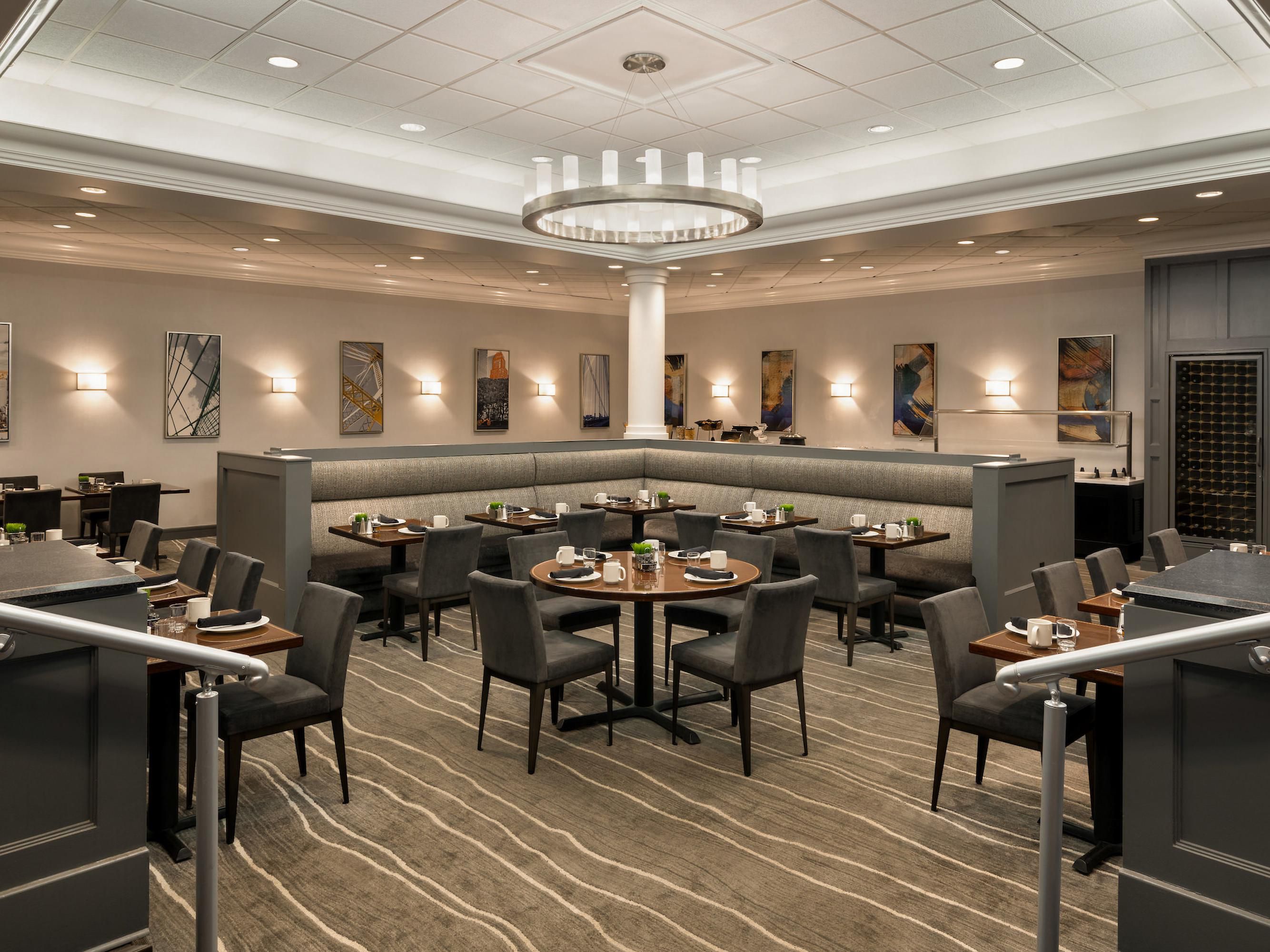 Enjoy a relaxed dining experience at Blue City Grille, located in our main lobby. Start your day with a satisfying breakfast, then return for an evening of flavorful American fare. Savor dishes like braised short rib or a gourmet burger, paired with a craft cocktail or fine wine—perfect after a day exploring Englewood or Manhattan.
