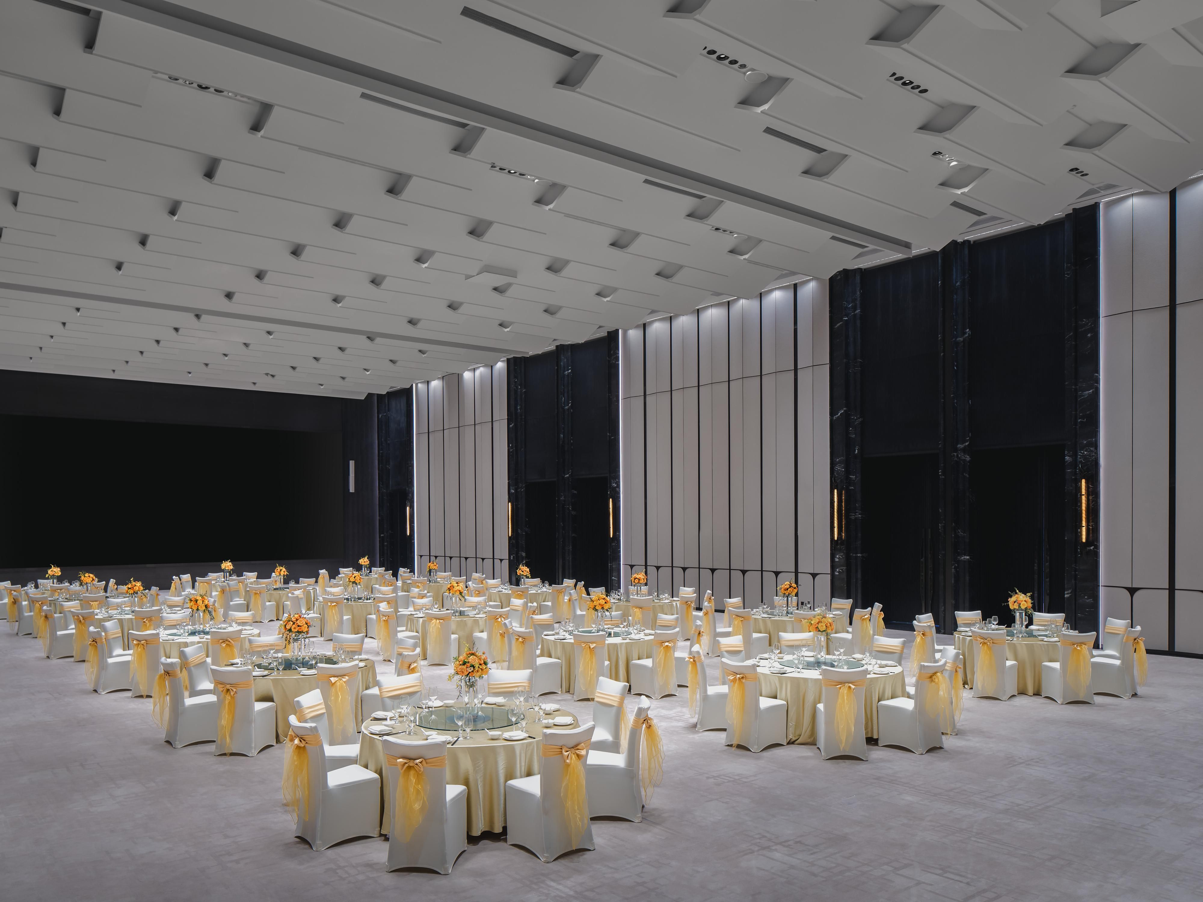 Crowne Plaza Ezhou has 1,800㎡ of multi-functional conference space, a total number of 6 conference rooms, including a 900㎡ pillar less banquet hall of 9 meters height, which can easily accommodate 600 people.