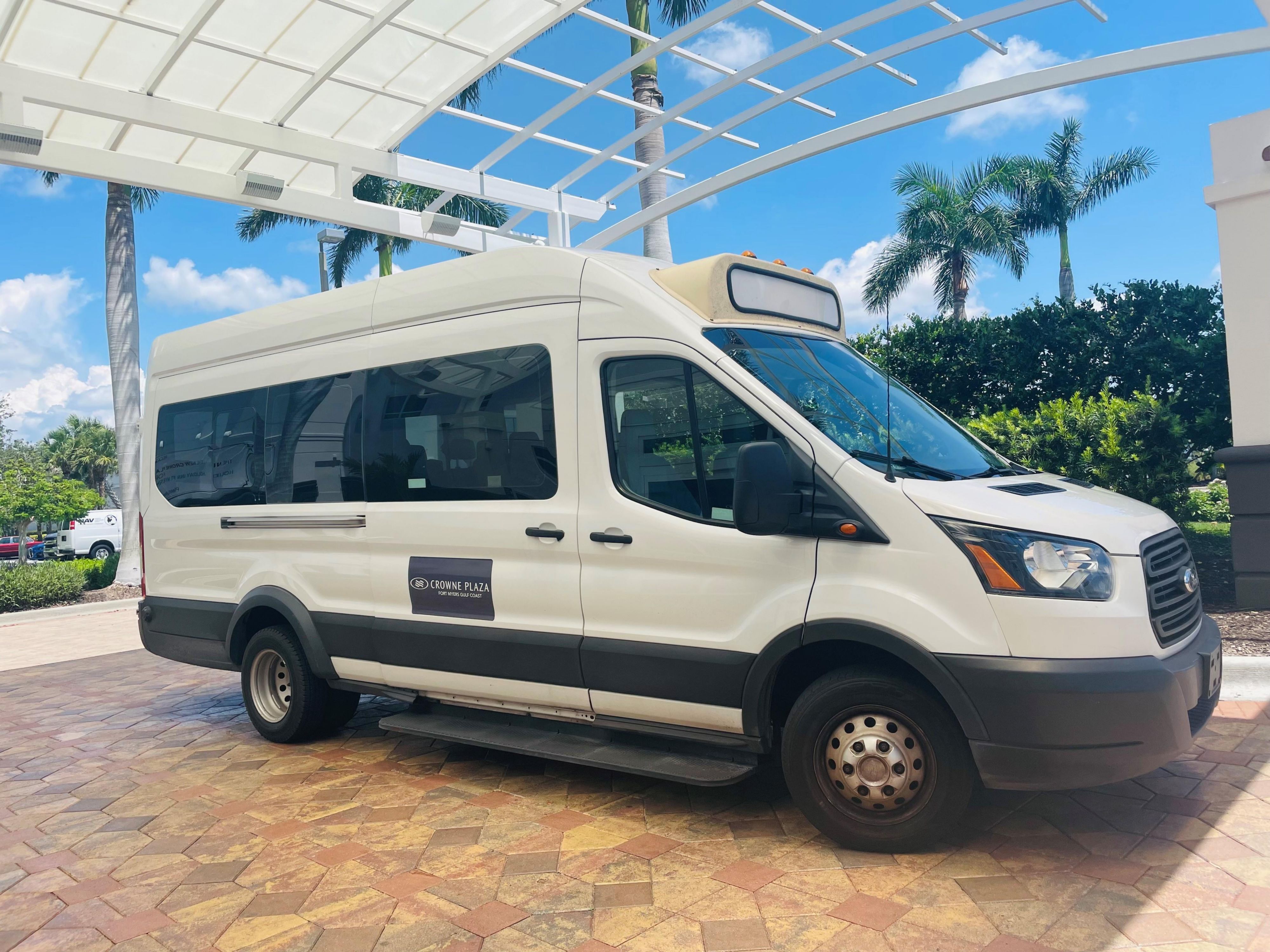 Nằm cách sân bay chỉ hai dặm, khách sạn của chúng tôi cung cấp dịch vụ đưa đón miễn phí , tạo điều kiện thuận tiện cho những người tham dự ở ngoại thành phố.  