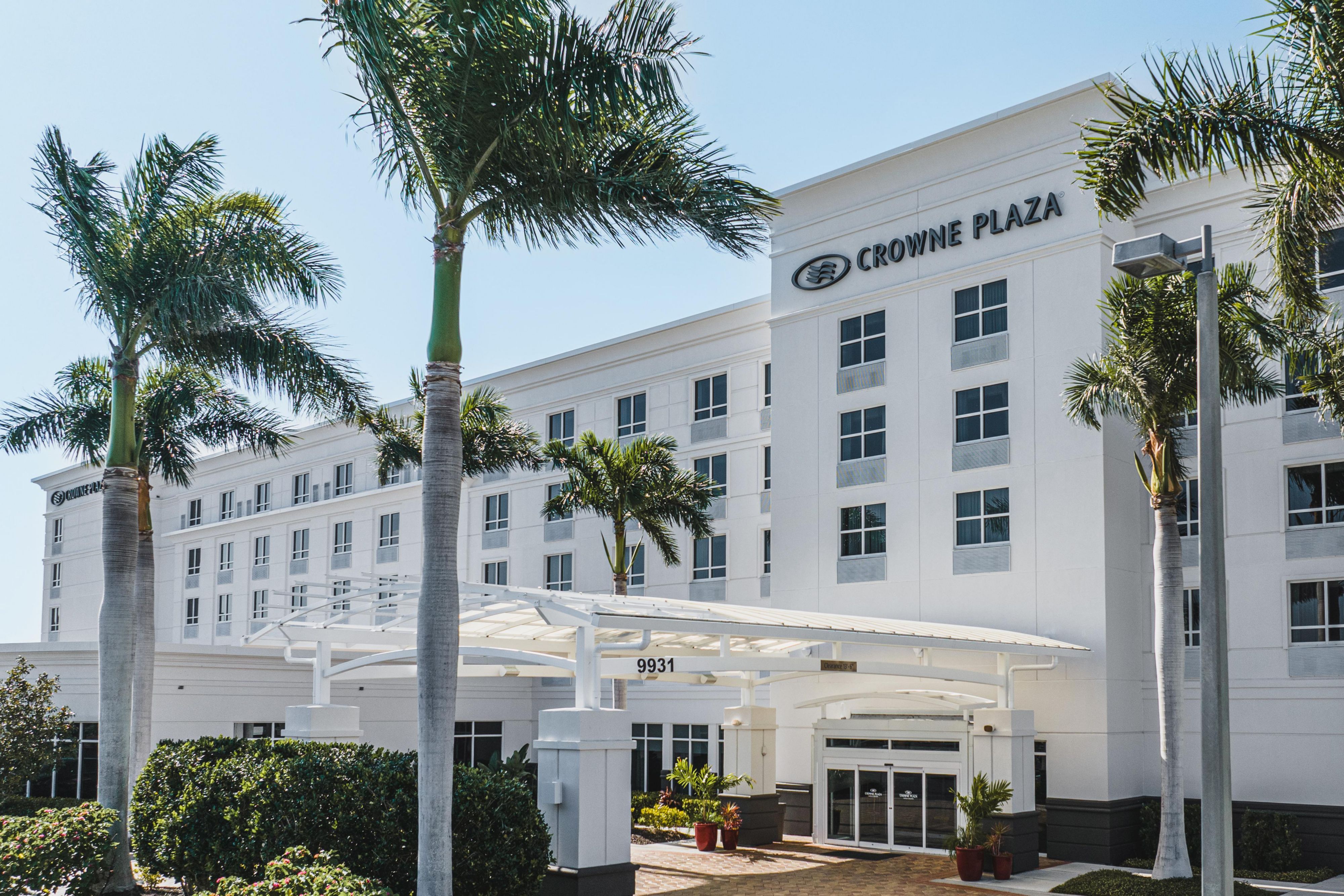 Exterior image of Crowne Plaza Fort Myers Gulf Coast