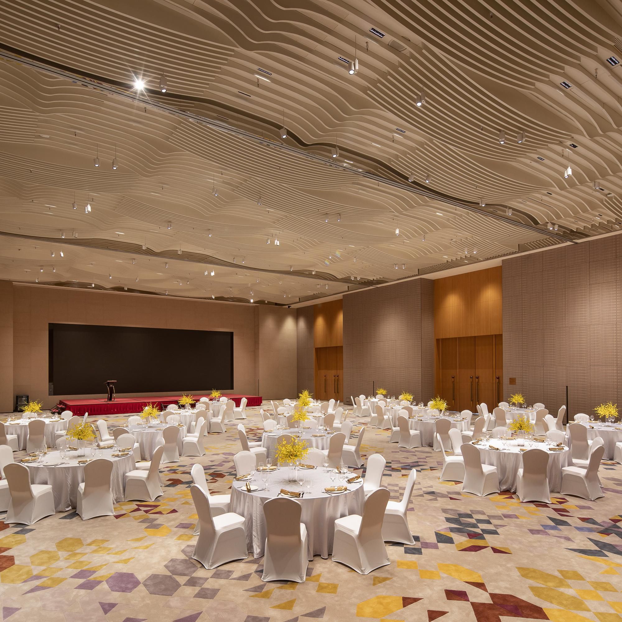 Ballroom with Round Table Set-up