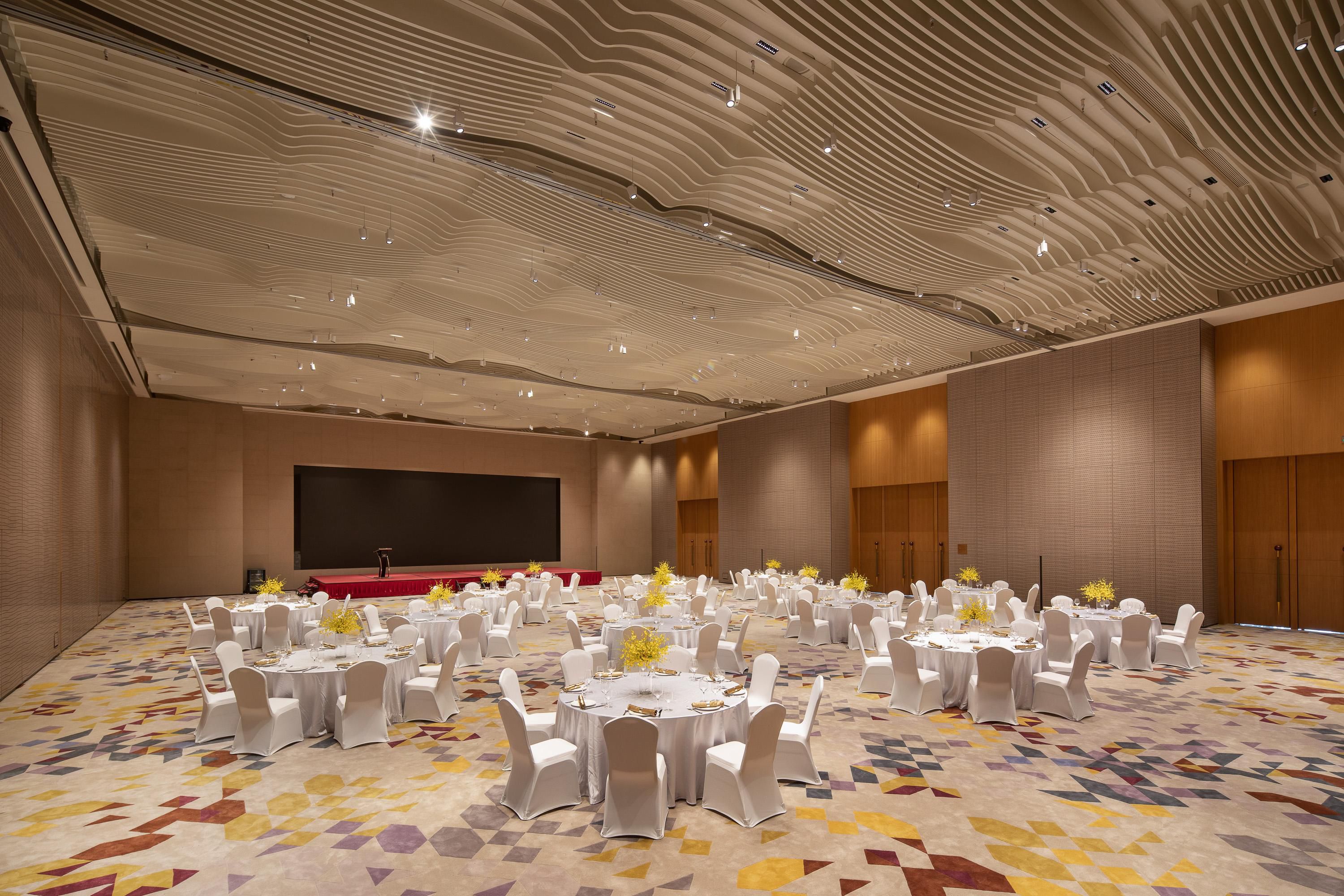 Ballroom with Round Table Set-up