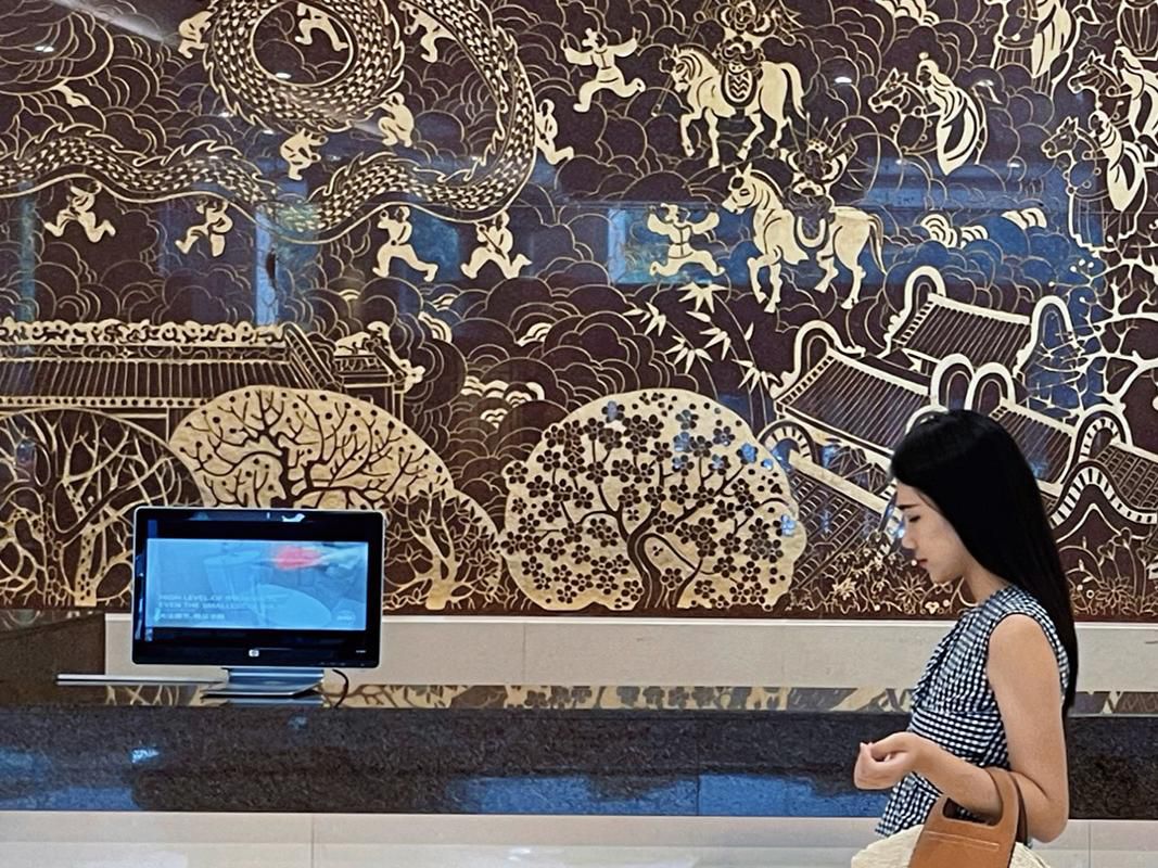 Crowne Plaza Foshan has long been recognized as a Foshan and Lingnan culture hotel. Once you are in the grand lobby, you will be amazed to see the huge stone carved artwork wall, named Foshan Autumn Parade by paper-cut master Chen Yongcai, behind the reception desk. There are various cultural artworks on display within the hotel.