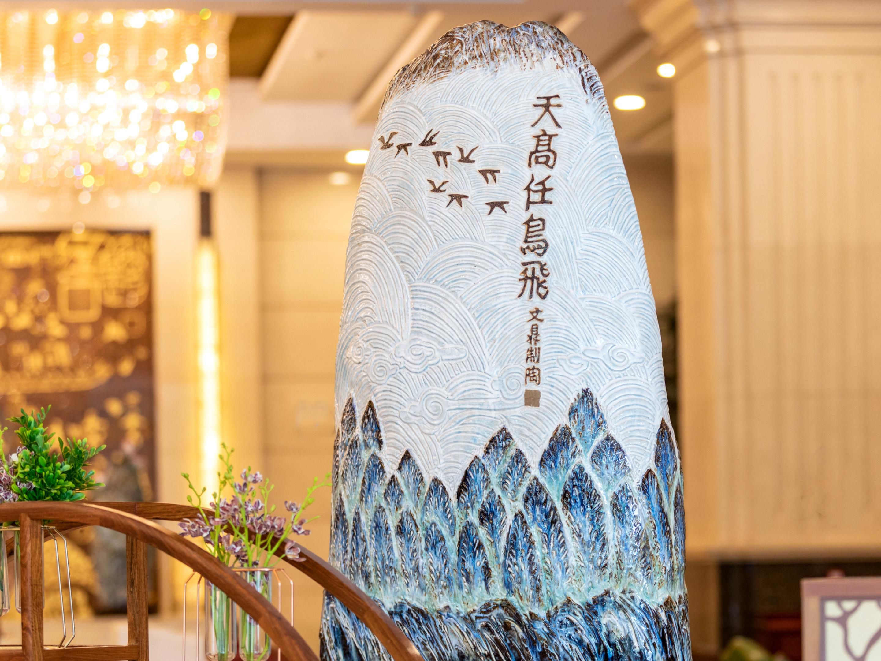 佛山皇冠假日酒店是一家集佛山文化及岭南特色于一体的酒店，岭南文化艺术在这里随处可见。瑰丽堂皇的酒店前台令人眼前一亮，一幅名为“秋色盛会”的大型石雕壁画，是出自佛山著名剪纸艺术大师陈永才之手。其通过剪纸艺术的表现形式，结合秋色元素，把佛山文化展现得淋漓尽致。纸扎艺术亦是佛山另一种极具特色的民间工艺，在这里您可以近距离感受纸扎艺术的魅力——武财神，意为保一方平安和生意兴隆。说到佛山，怎少得了陶瓷？这个名为“天高任鸟飞”的陶瓷作品便是出自中国工艺美术大师梅文鼎的匠心之作。佛山皇冠假日酒店是岭南文化艺术的迷你博物馆，诚邀您前来鉴赏！