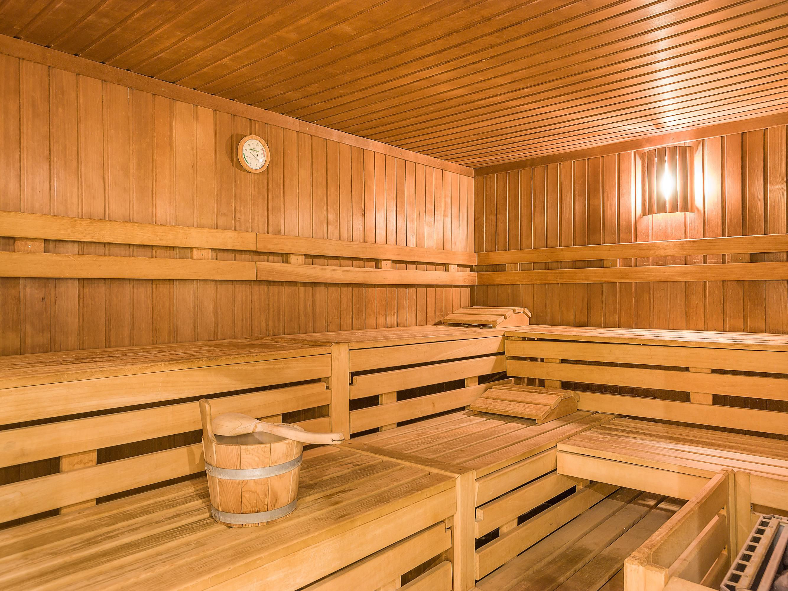Die weitläufige Wellnesslandschaft mit Innenpool Sauna, Dampfbad, Außenterrasse und großem Fitnessbereich sorgt für die nötige Erholung auf Ihrer Reise.