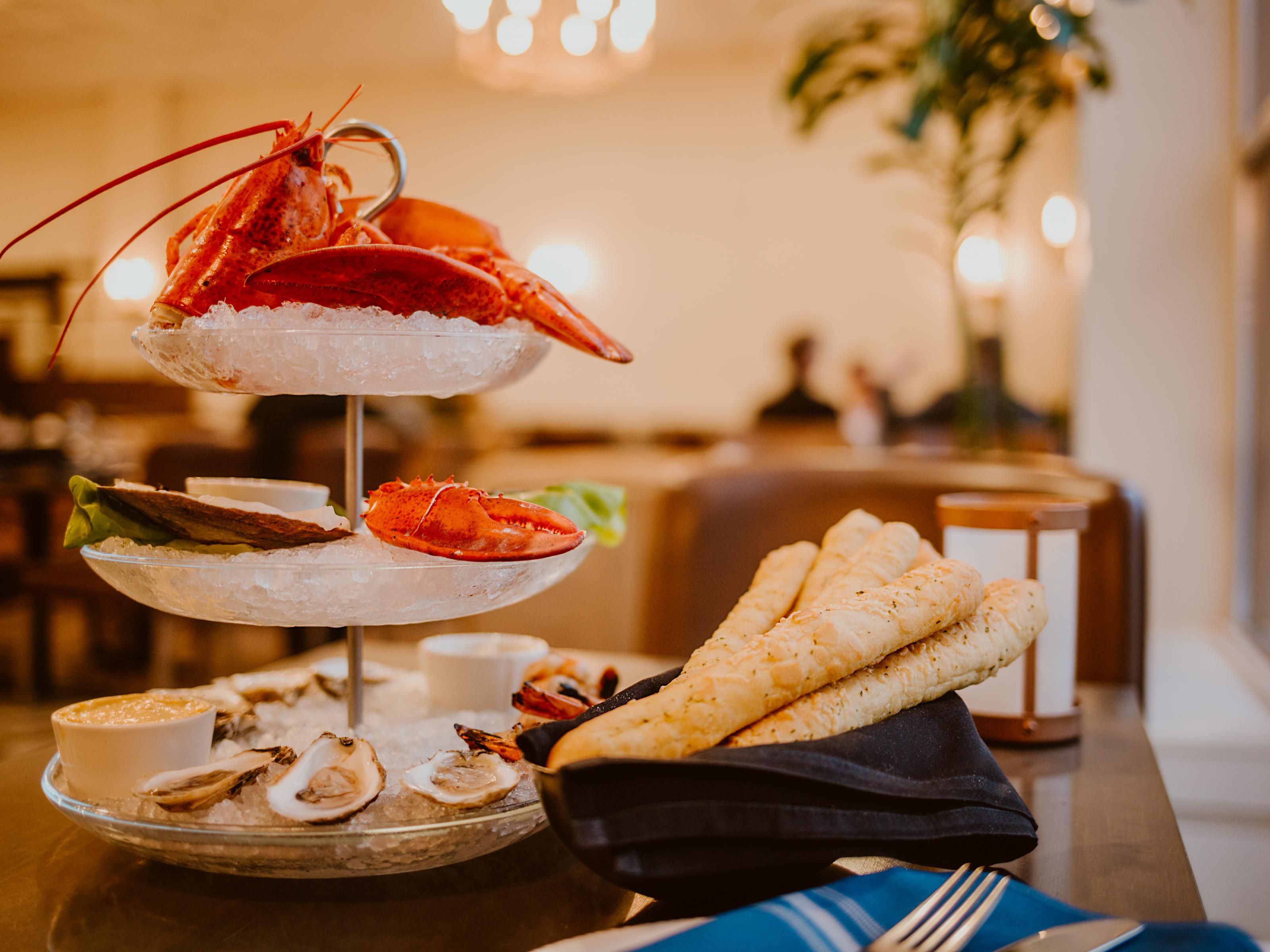 Deléitese con filetes premium seleccionados personalmente por el chef ejecutivo Matt Mackenzie, saboree los mariscos más frescos y sostenibles y explore nuestra exclusiva selección de vinos con botellas que no encontrará en ningún otro lugar. Combinado con nuestra característica hospitalidad marítima, cada comida en Maxwell's Steak & Seafood es una experiencia culinaria inolvidable.