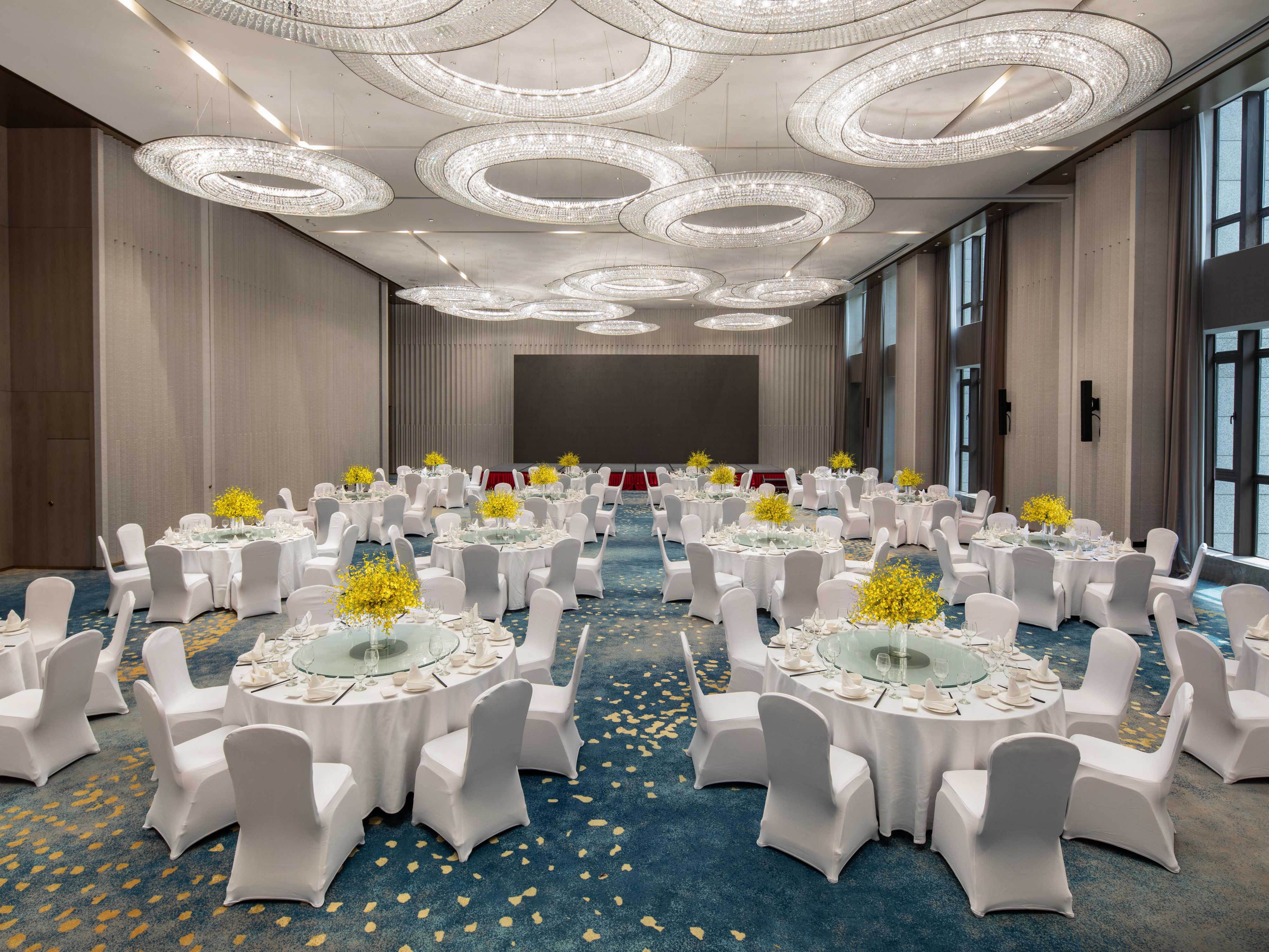 The 538-square-meter Ballroom, featuring a pleasant view of the natural garden, can accommodate 500 people for cocktails. All meeting rooms are equipped with advanced multimedia audio-visual systems.