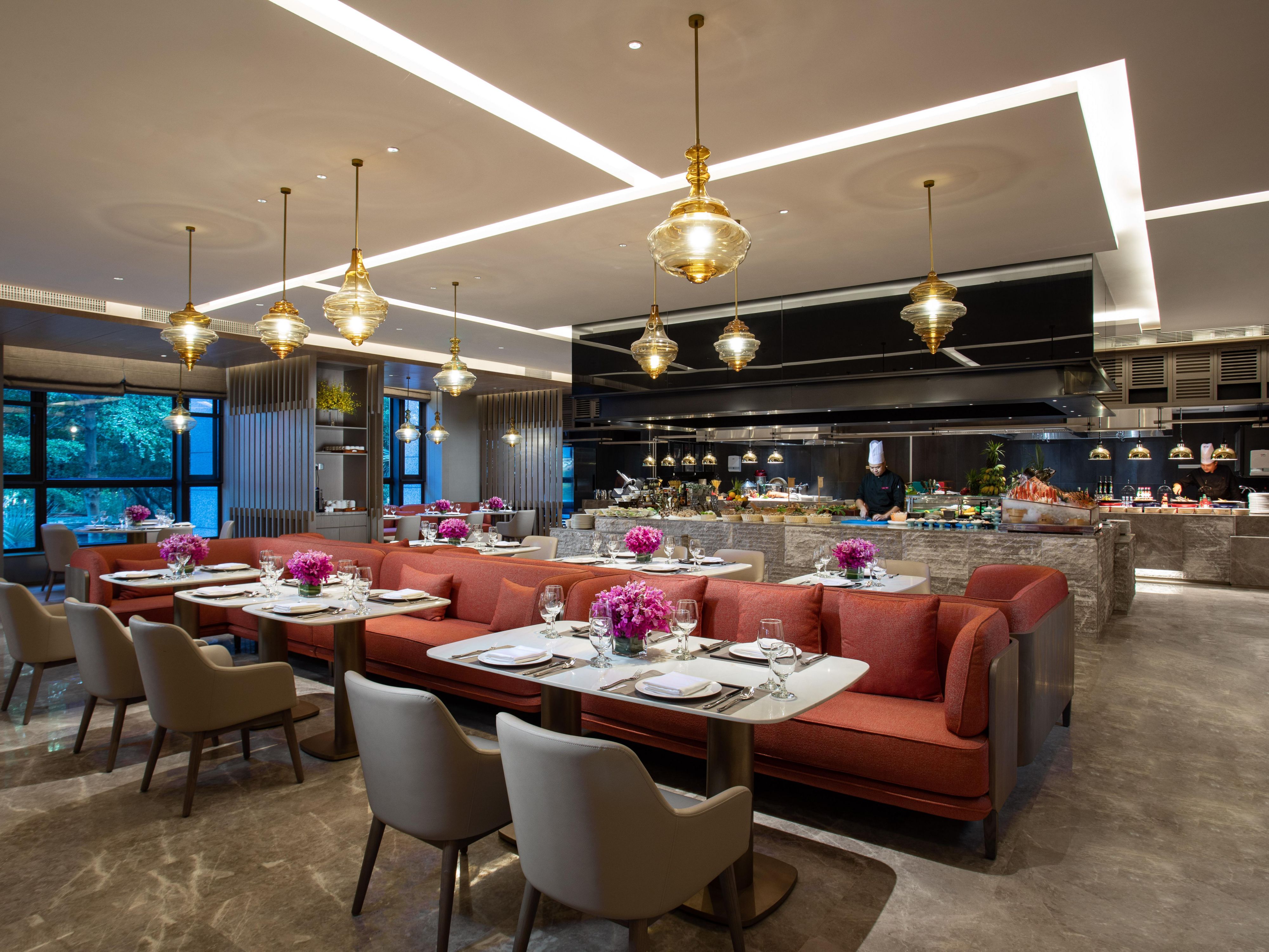 Chef’s Kitchen, our all day dining restaurant, offers a wide variety of delicious, healthy cuisines from around the world, all prepared using only the freshest ingredients. Open show kitchens further add to your dining experience, allowing you to see our chefs in action.