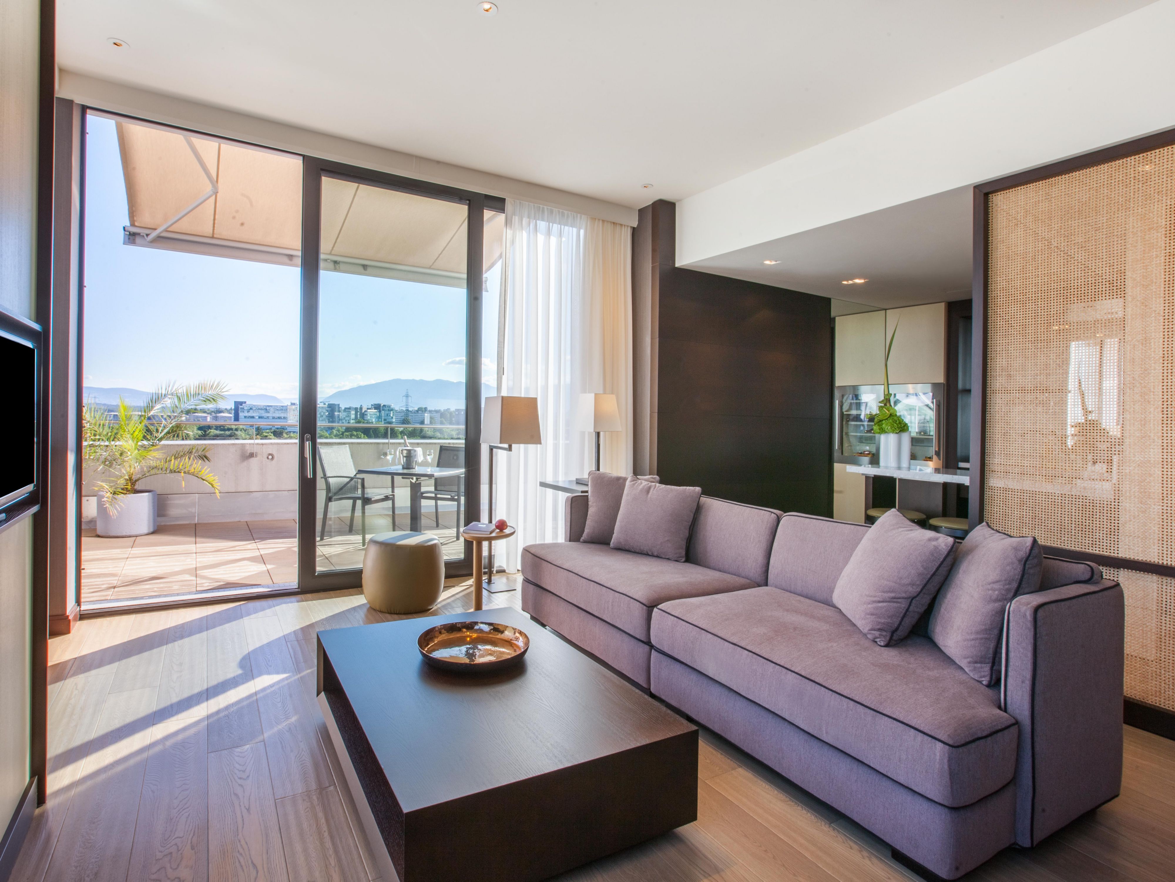 A luxury suite of 90 sqm on the top floor, with a terrace offering panoramic views of the mountains and Geneva. Generous living space, a dining area, a spacious work station, and a large bedroom provide you with the ultimate feeling of comfort. Enjoy entry to the exclusive club lounge with complimentary amenities.