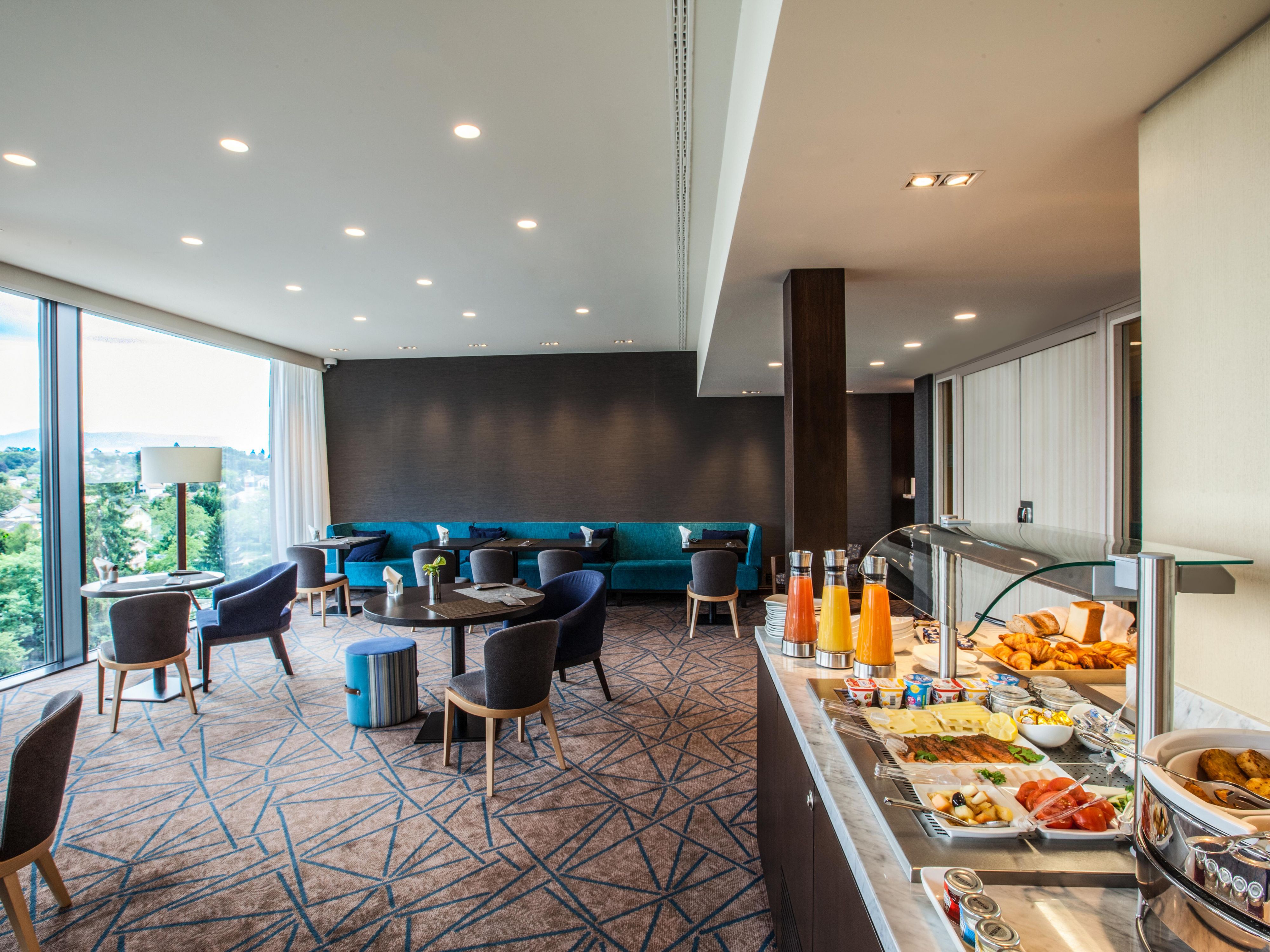 Discover our exclusive Club Lounge on the 8th floor, a haven of comfort for guests in Premium Club Lounge Access, Junior Suite Club Lounge Access, and One Bedroom Suite Mountain View rooms. Open daily from 6:30am to 10:30pm, enjoy tapas, wines, and beers between 5 and 7pm, alongside personalised service.