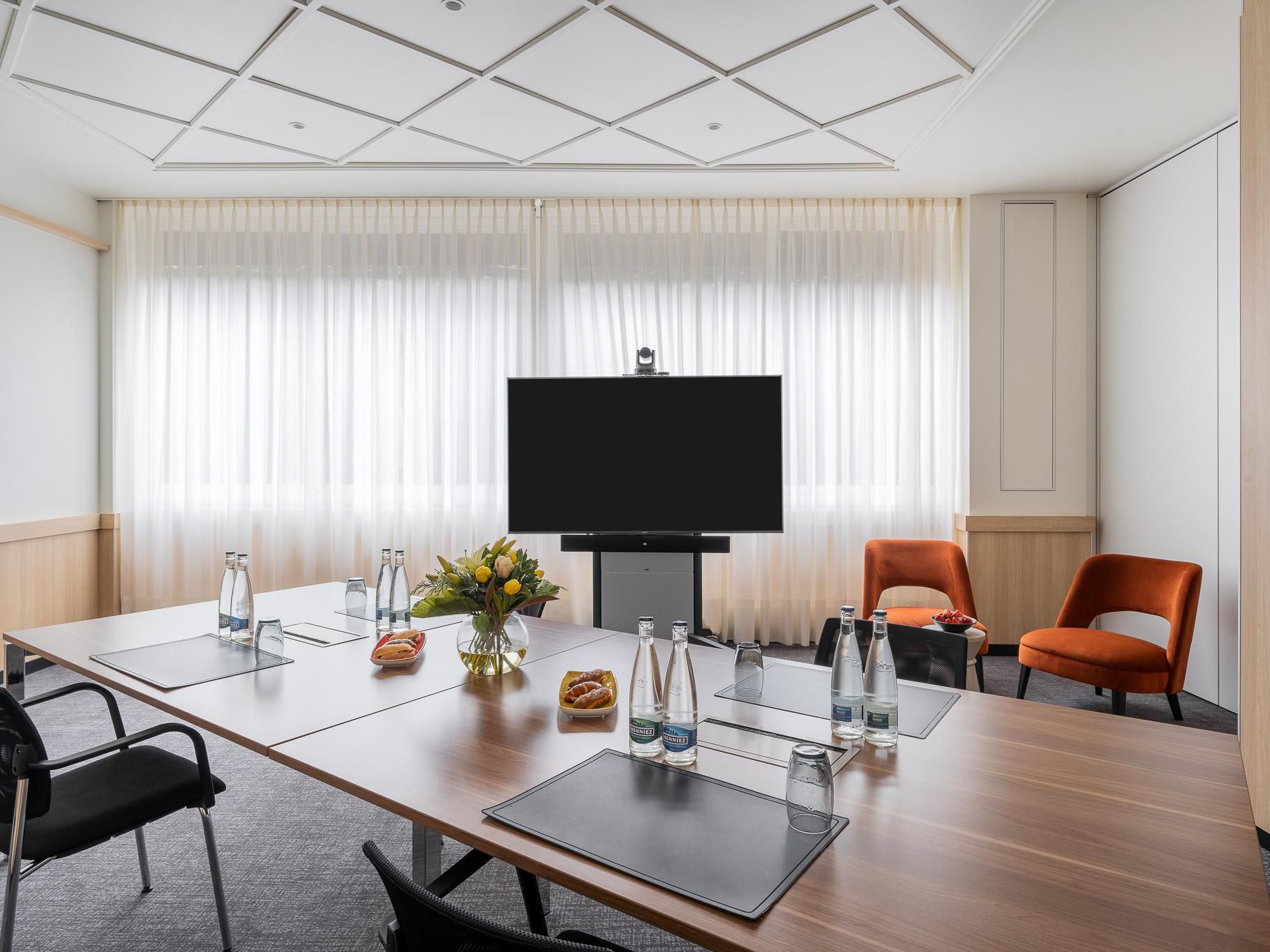 Hybrid Meeting – Choose this flexible solution for your next meeting, complemented by dedicated service. A LED TV with a StarLeaf system and compatible meeting spaces.