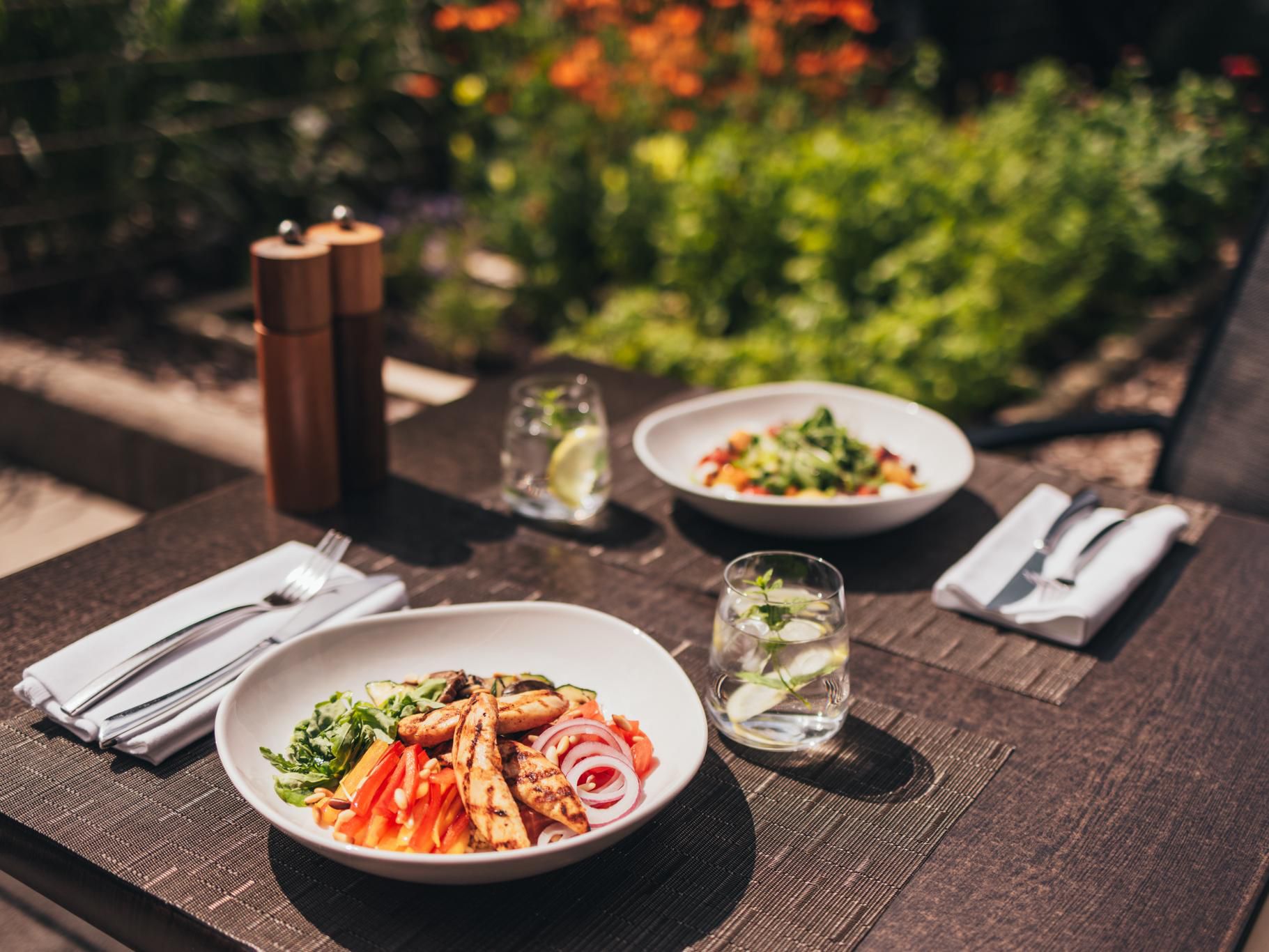 A trendy bar with a friendly atmosphere and a cozy setting, perfect for morning coffee, a light casual lunch with our main course of the day at noon from Monday to Friday, or an evening with friends and colleagues. It's also the perfect place for an after-work gathering with tapas!