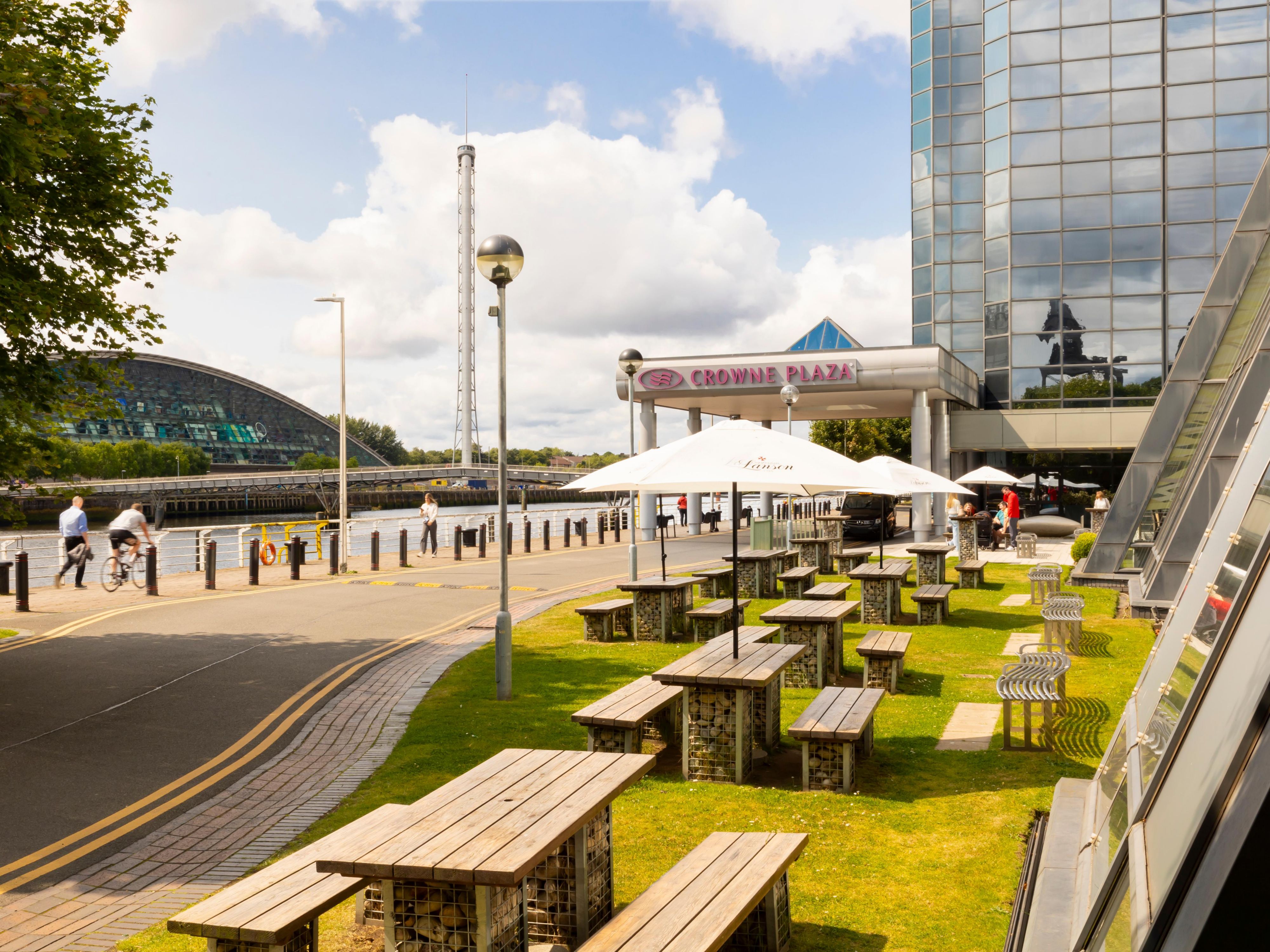 Wind down with a drink overlooking the river Clyde. Make the most of the sunshine and enjoy yourself with us.