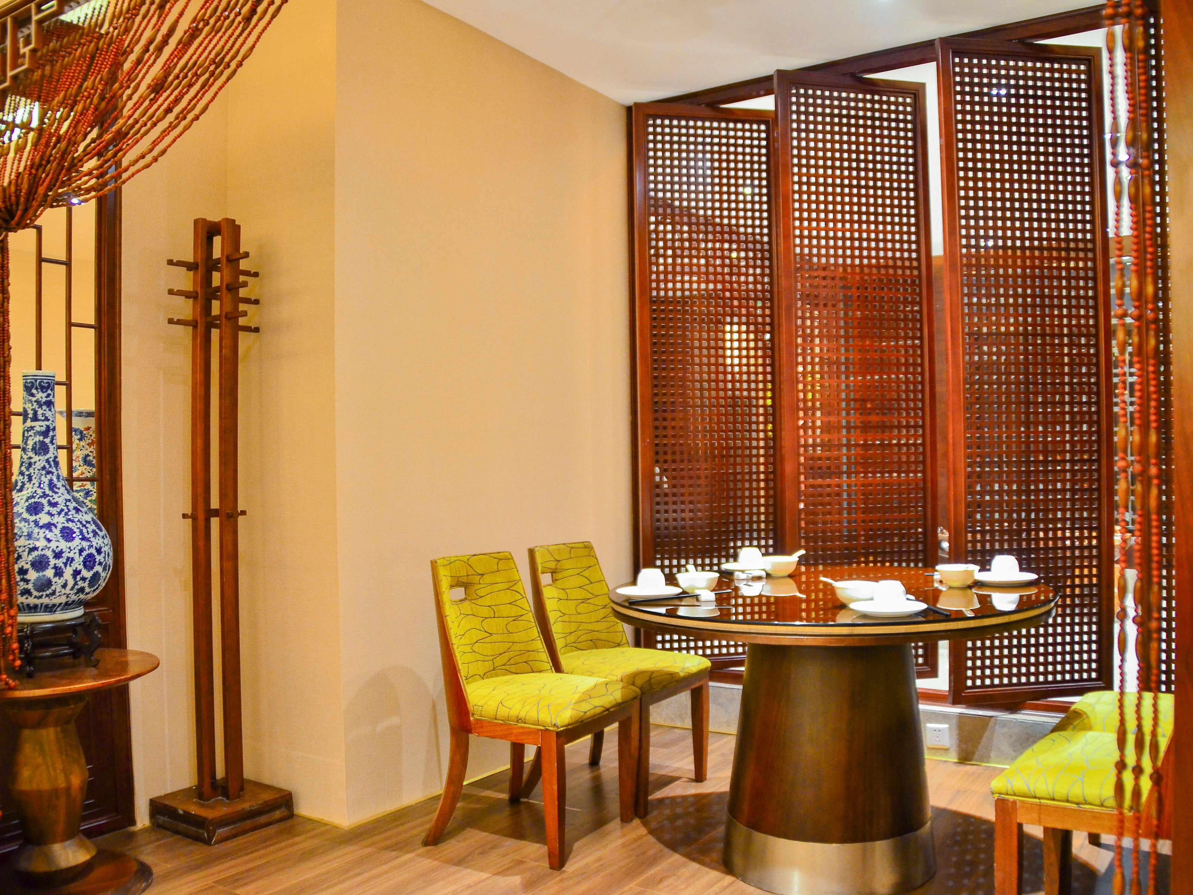 Cantonese Restaurant has 8 extraordinary private rooms. The restaurant offers authentic Cantonese cuisine featuring organic, fresh, healthy and nutritious specialties.