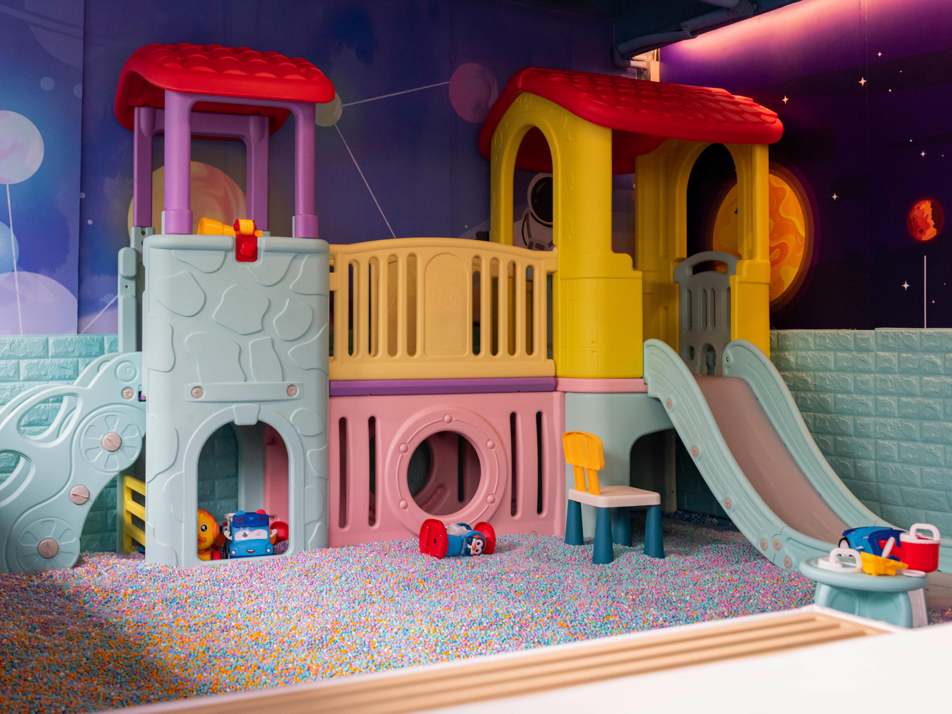 Hotel has two children's playhouse, equipped with ball pit, trampoline, slides, building blocks and other children facilities. It is a paradise for children to enjoy and a good place for parents to relax.