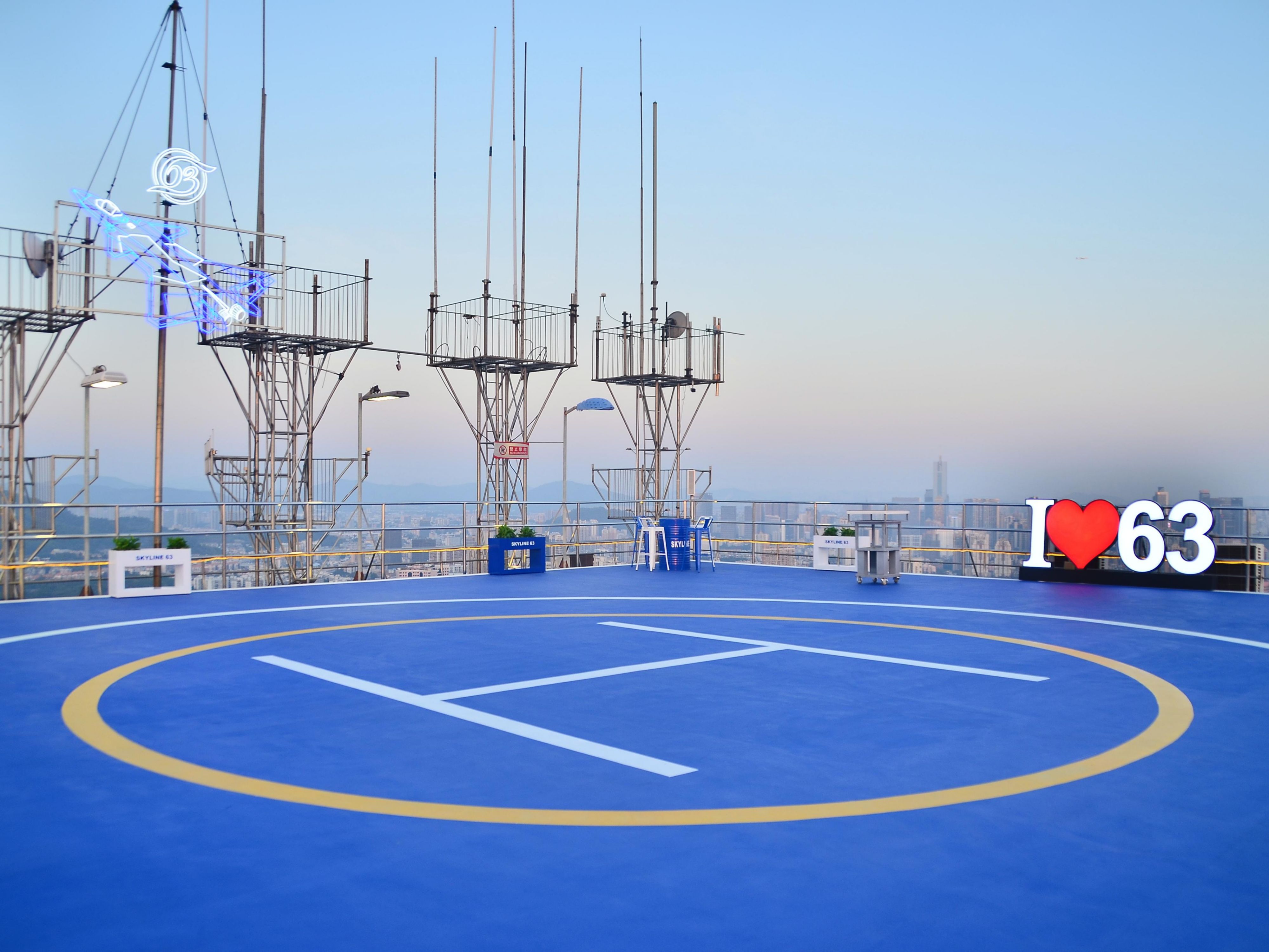 The SKYLINE 63 is located outside on the 63's level, you can enjoy the 360° GuangZhou city view in here, especially during the sunset period. The SKYLINE 63 will provide drinks, music, foods or you can request for private parties.