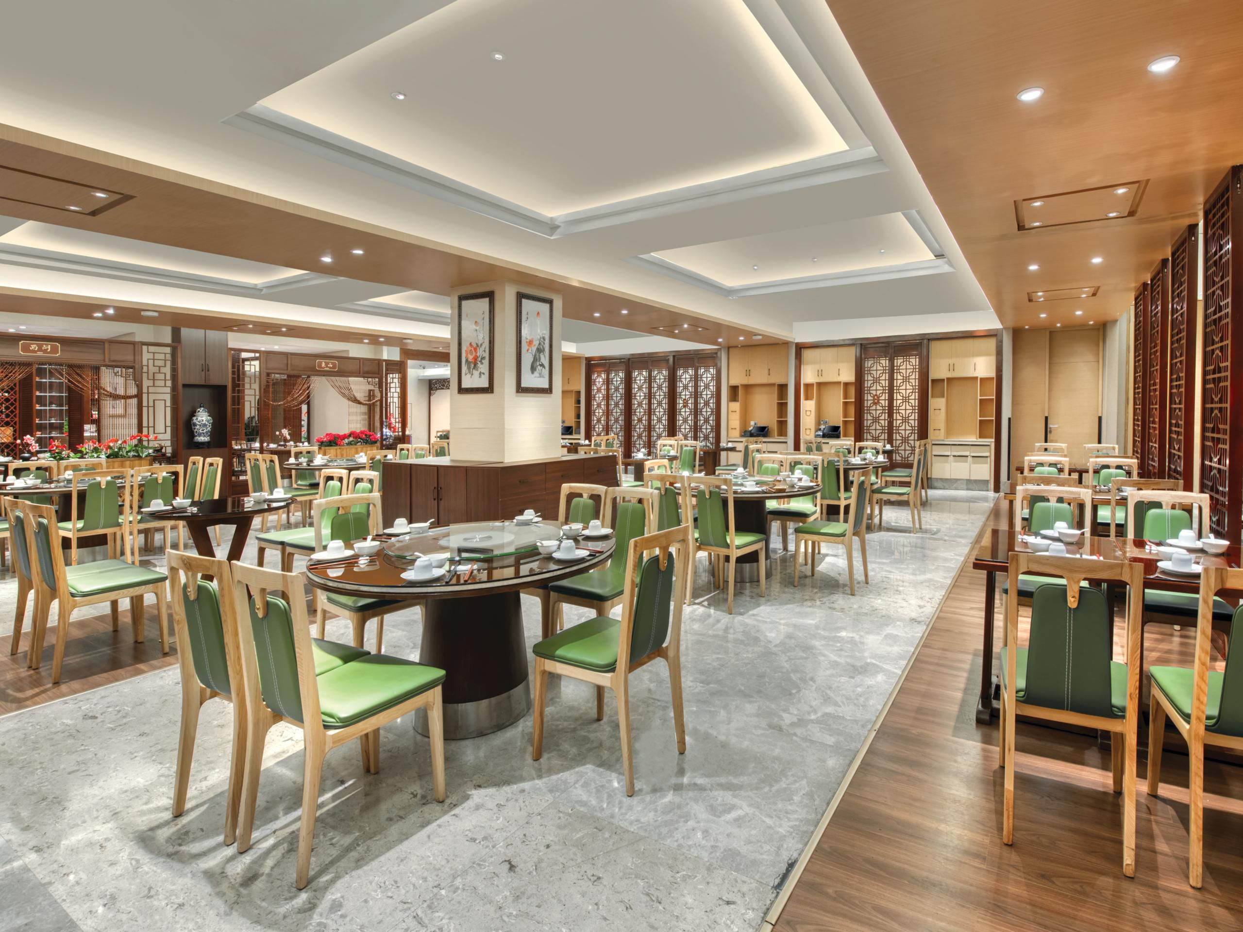 百粤楼中餐厅设有8间气派豪华的贵宾厅。餐厅提供新鲜、健康和营养的正宗粤菜。 为海内外客人提供精美的中华地方风味美食，包括精心蒸制的各种面食及扬名海内外的地方小吃。