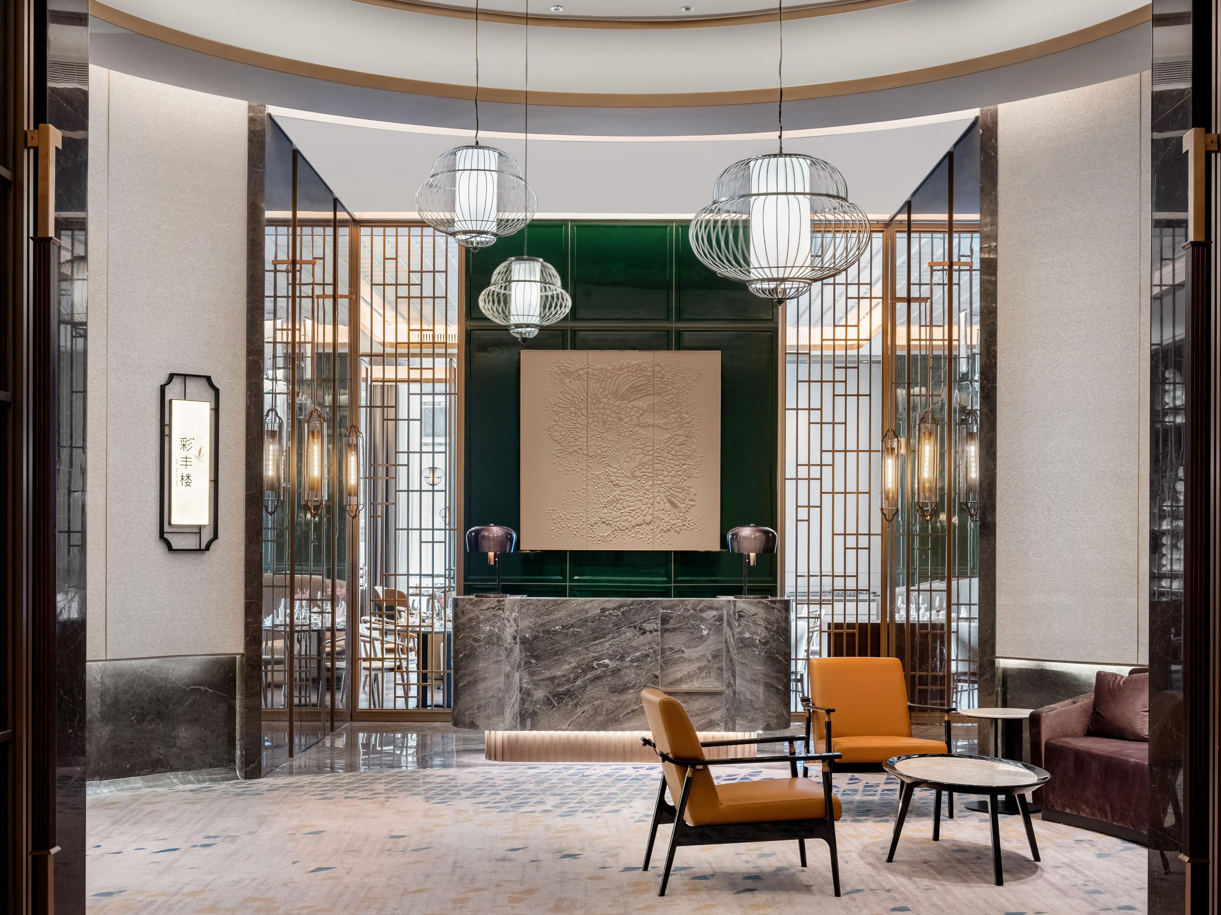 Cai Feng Lou’s design inspired by the bird cultural elements, both integrates tradition and modernity, highlights the exquisite modern sense, and leads the elegant style of modern catering. The unique dining experience is the best ideal place for family and friends to gather and do business. The restaurant offers Hangzhou Cuisine as well as fusion.